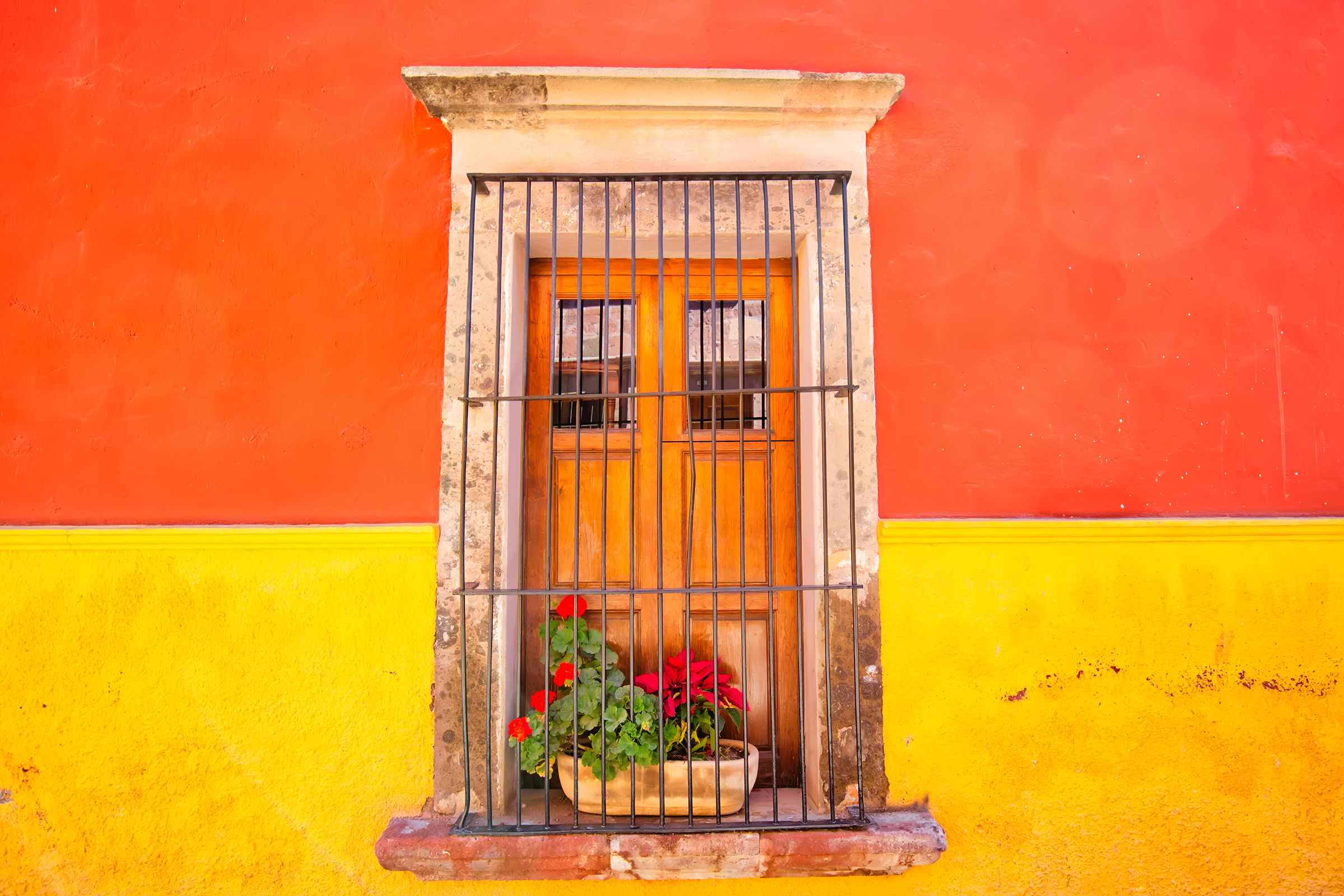 mexico-colorful-buildings-streets-san-miguel-de-allende-historic-city-center_2400.png