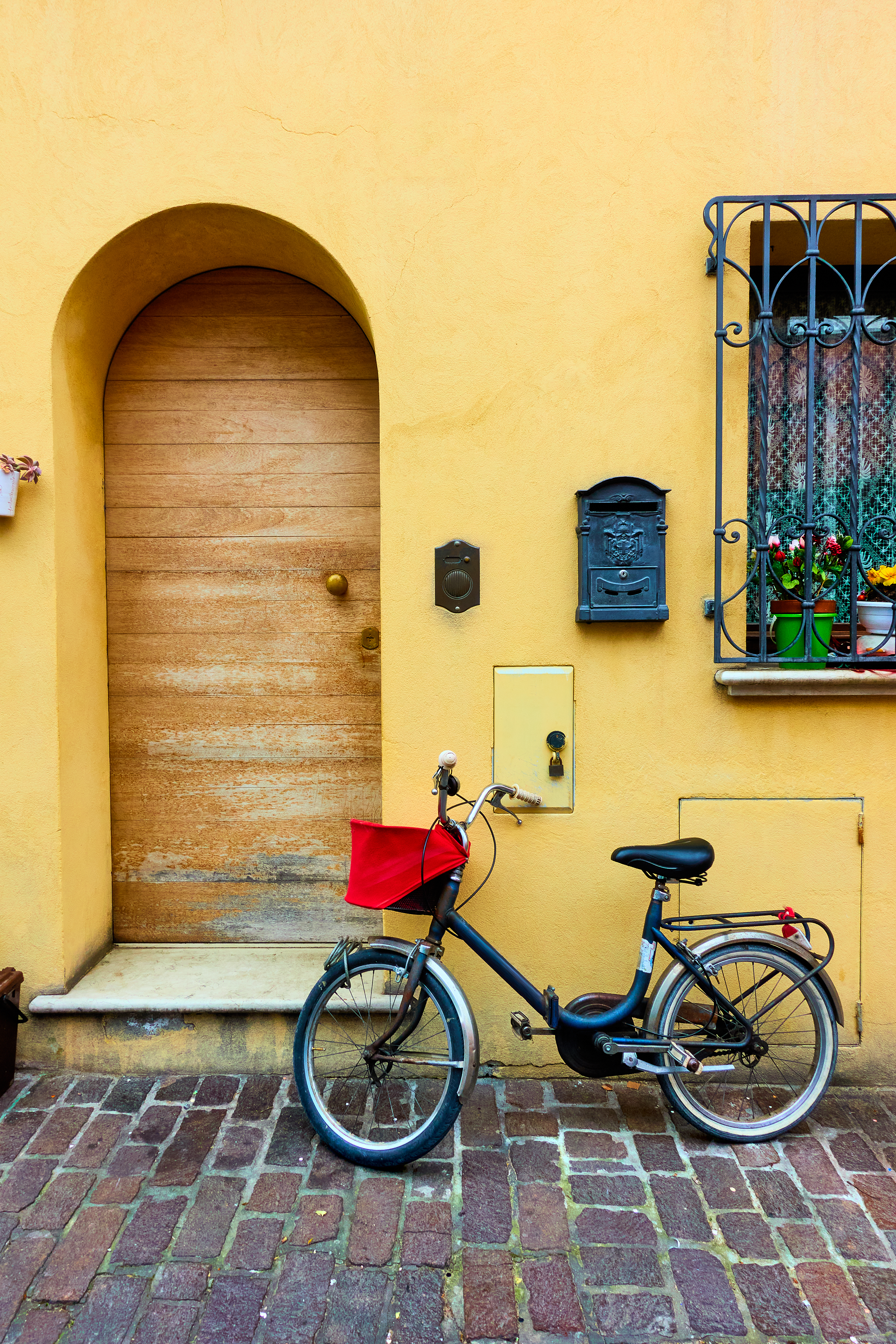 bicycle-parked-door-old-house-italy-italian-citysccape_2400.png