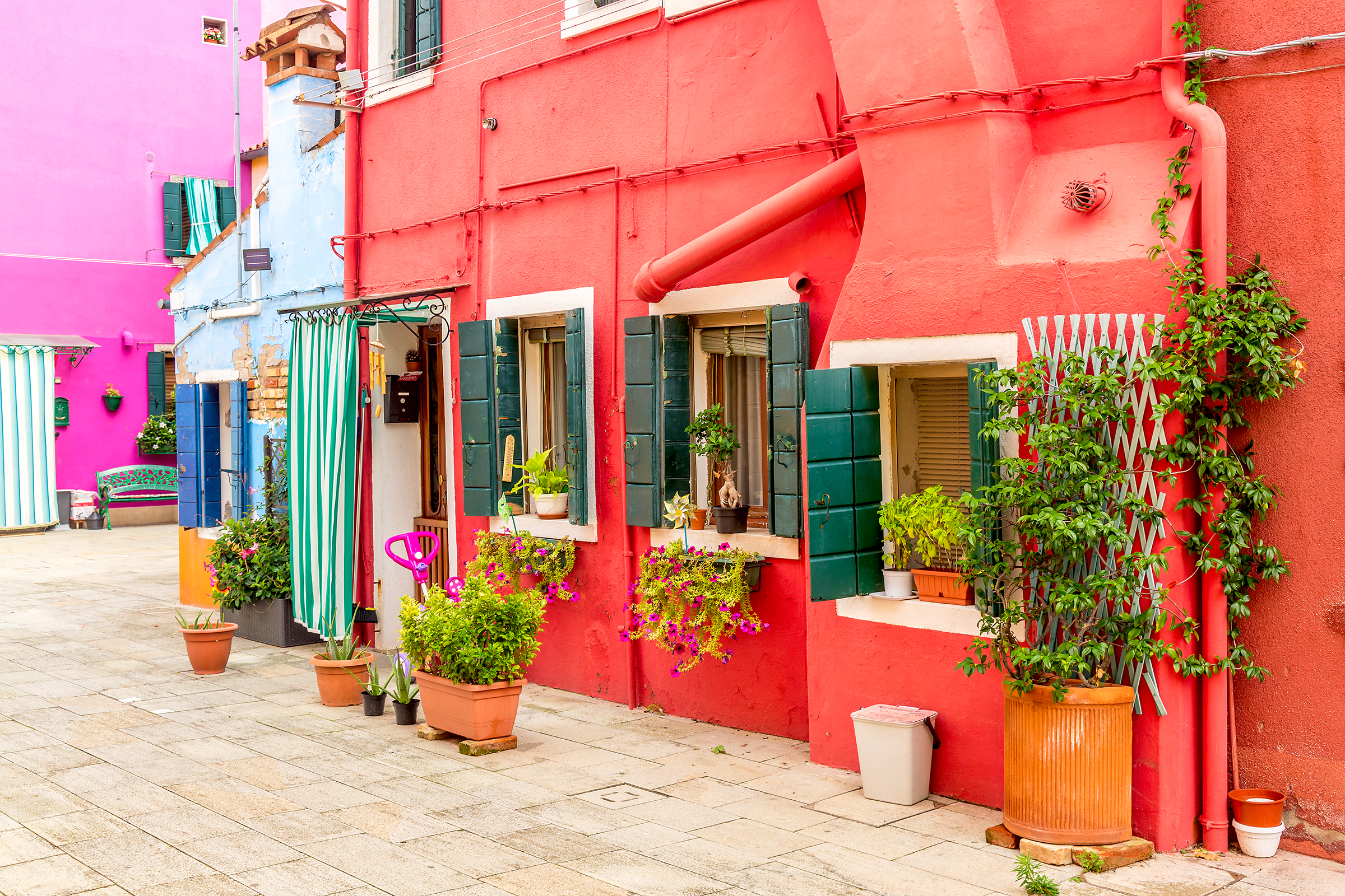 beautiful-colorful-red-small-house-with-plants-burano-island-near-venice-italy_2400.png