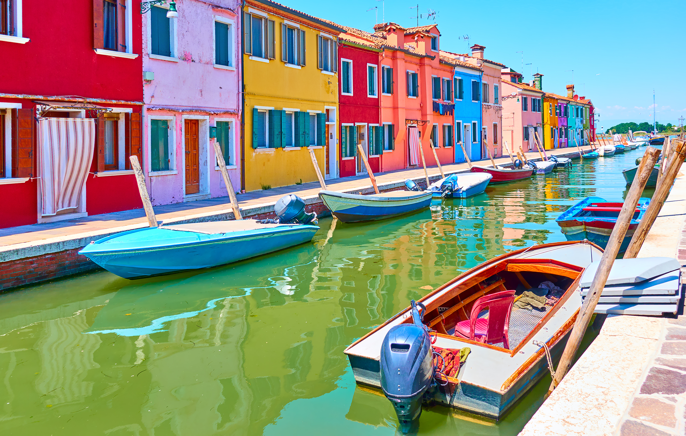 canal-with-moored-motorboats-colorful-houses-burano-venice-italy_2400.png
