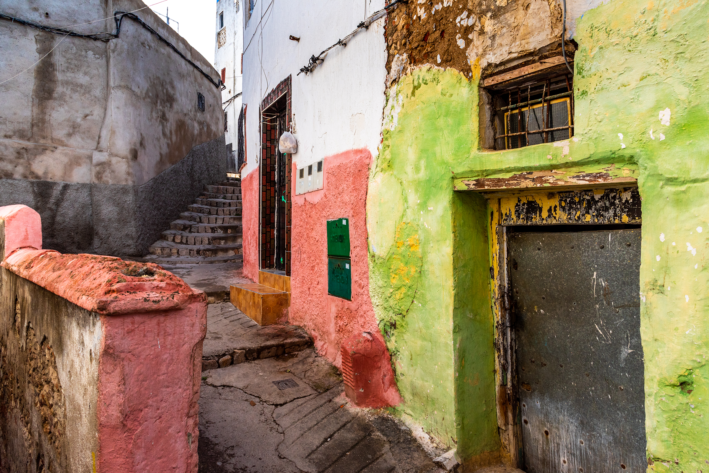 medina-tetouan-morocco-brightly-painted-walls-rose-red-green-medina_2400.png