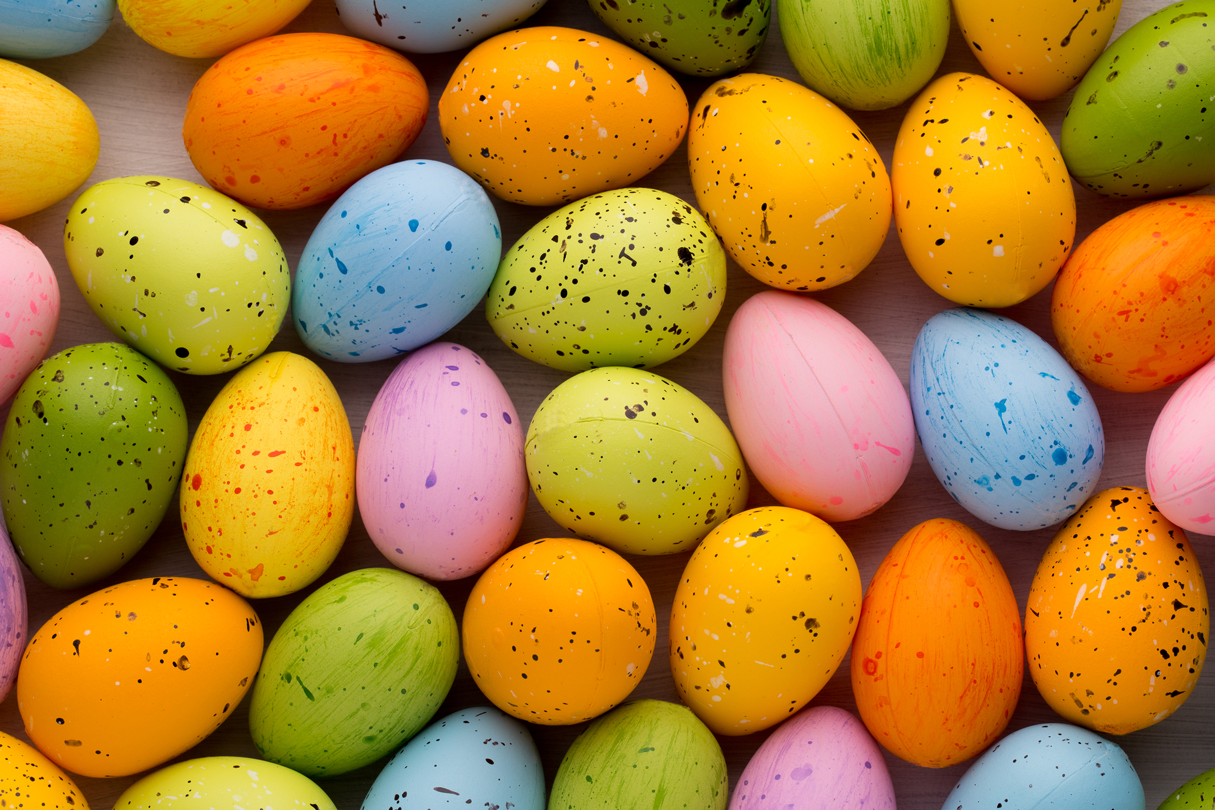 beautiful-small-multicolored-easter-eggs_2400.png