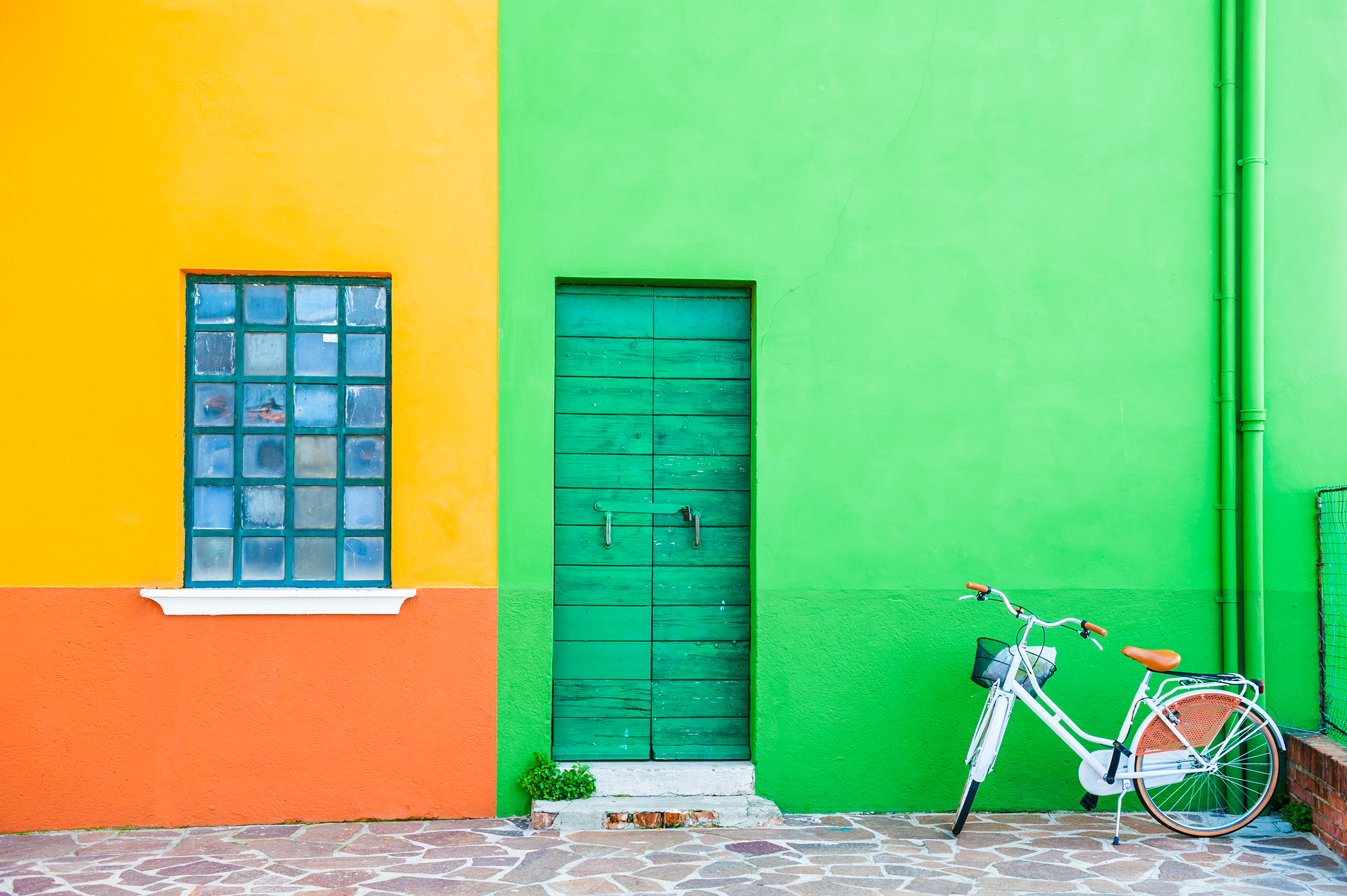 green-yellow-fasade-house-colorful-architecture-burano-island-venice-italy_2400.png