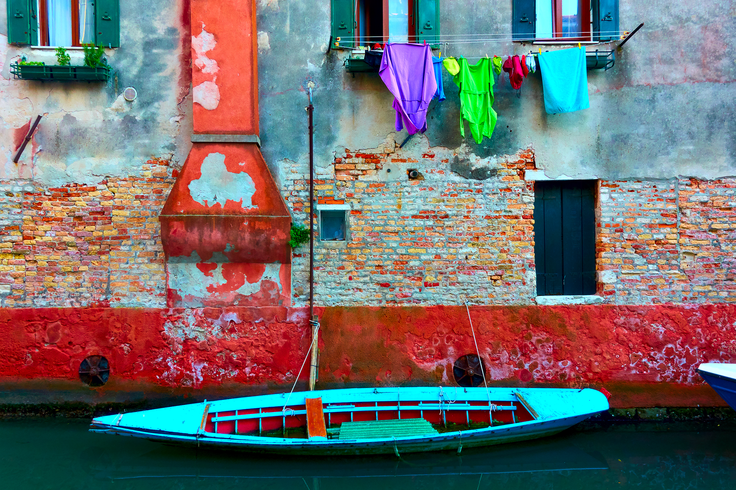 old-house-by-canal-with-moored-old-boat-airing-clothes-venice-italy_2400.png
