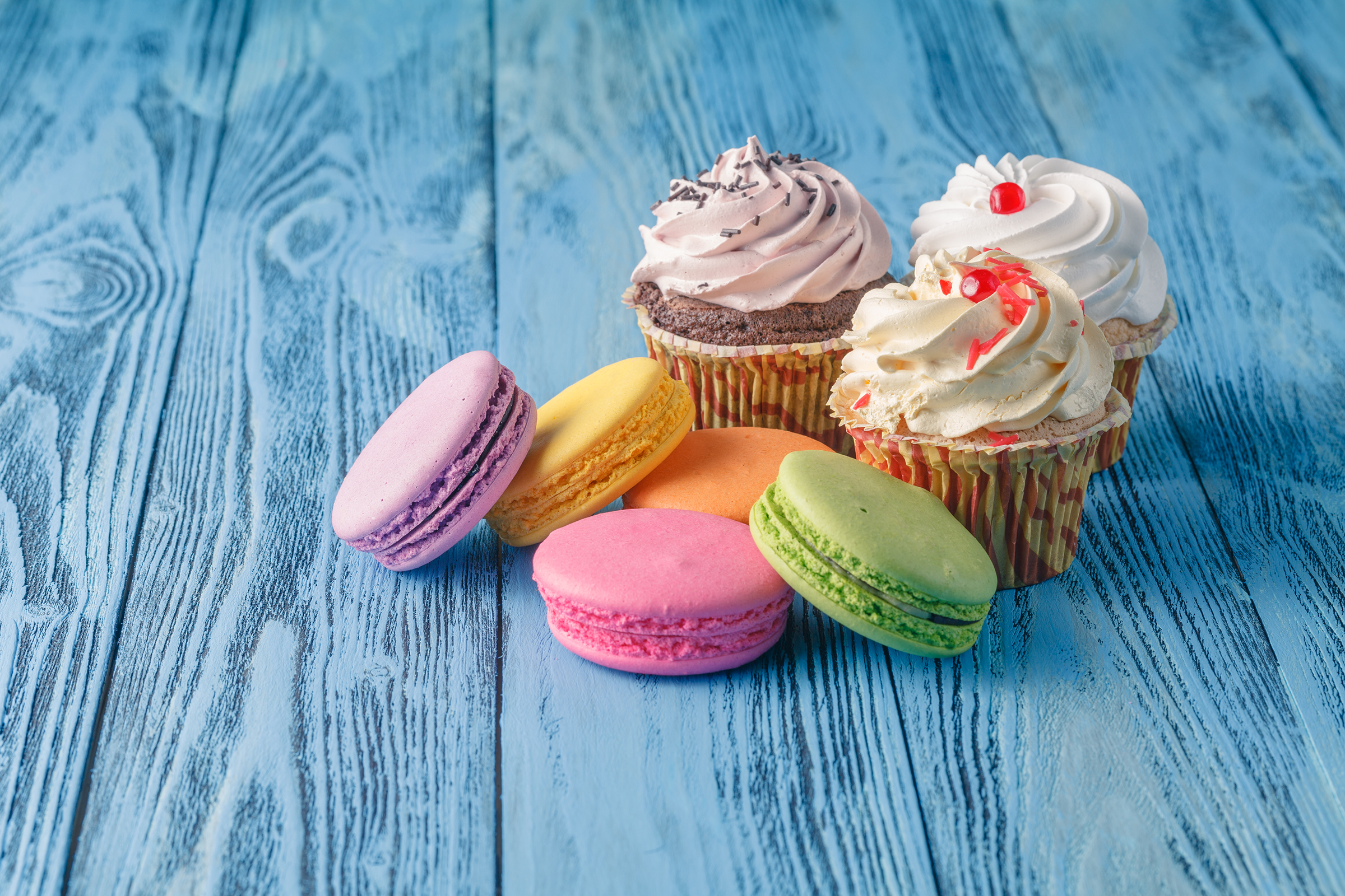 sweet-colorful-macaroon-with-cupcake-blue-table_2400.png