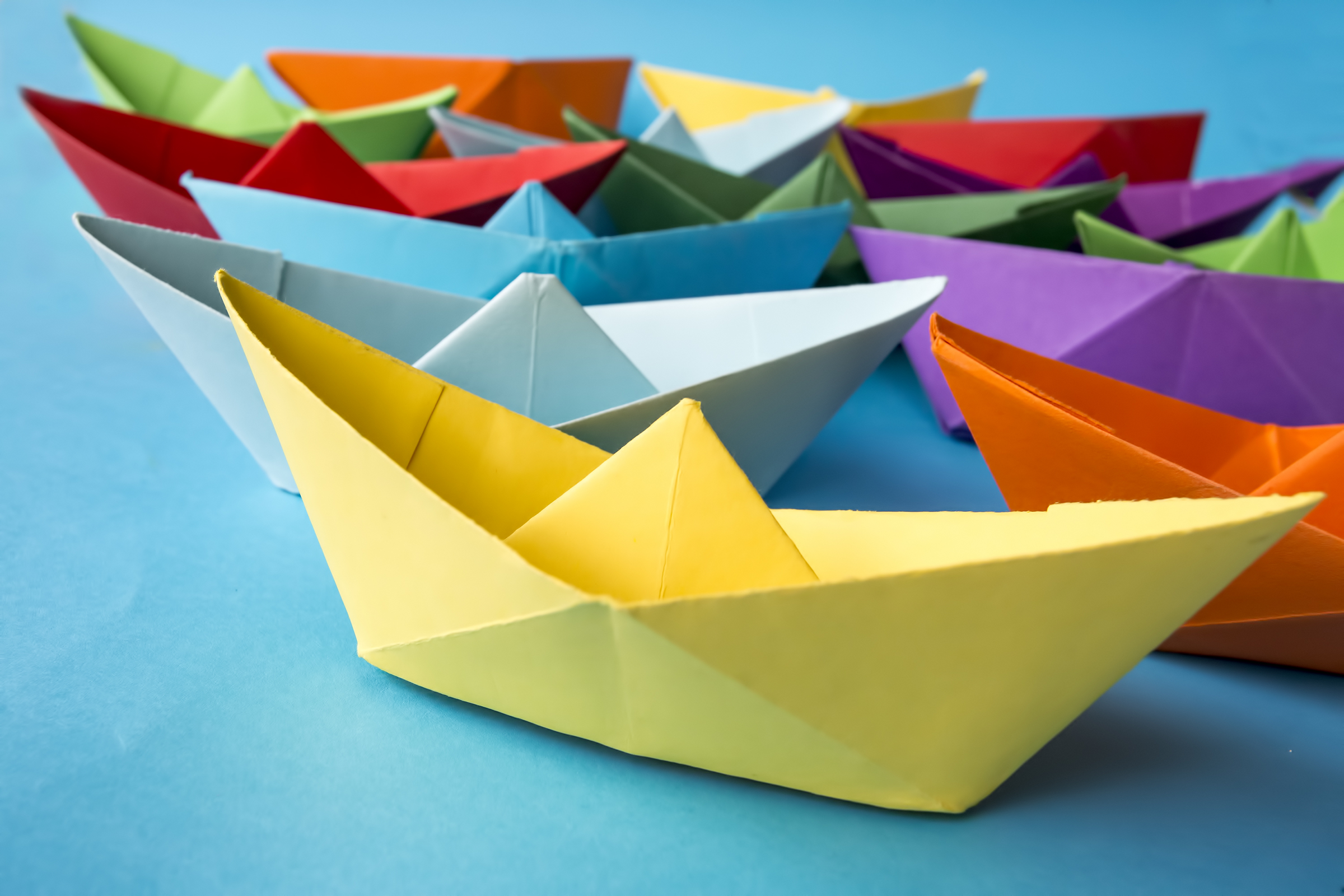 colorful-paper-ships-background-travel-concept-photo_2400.png
