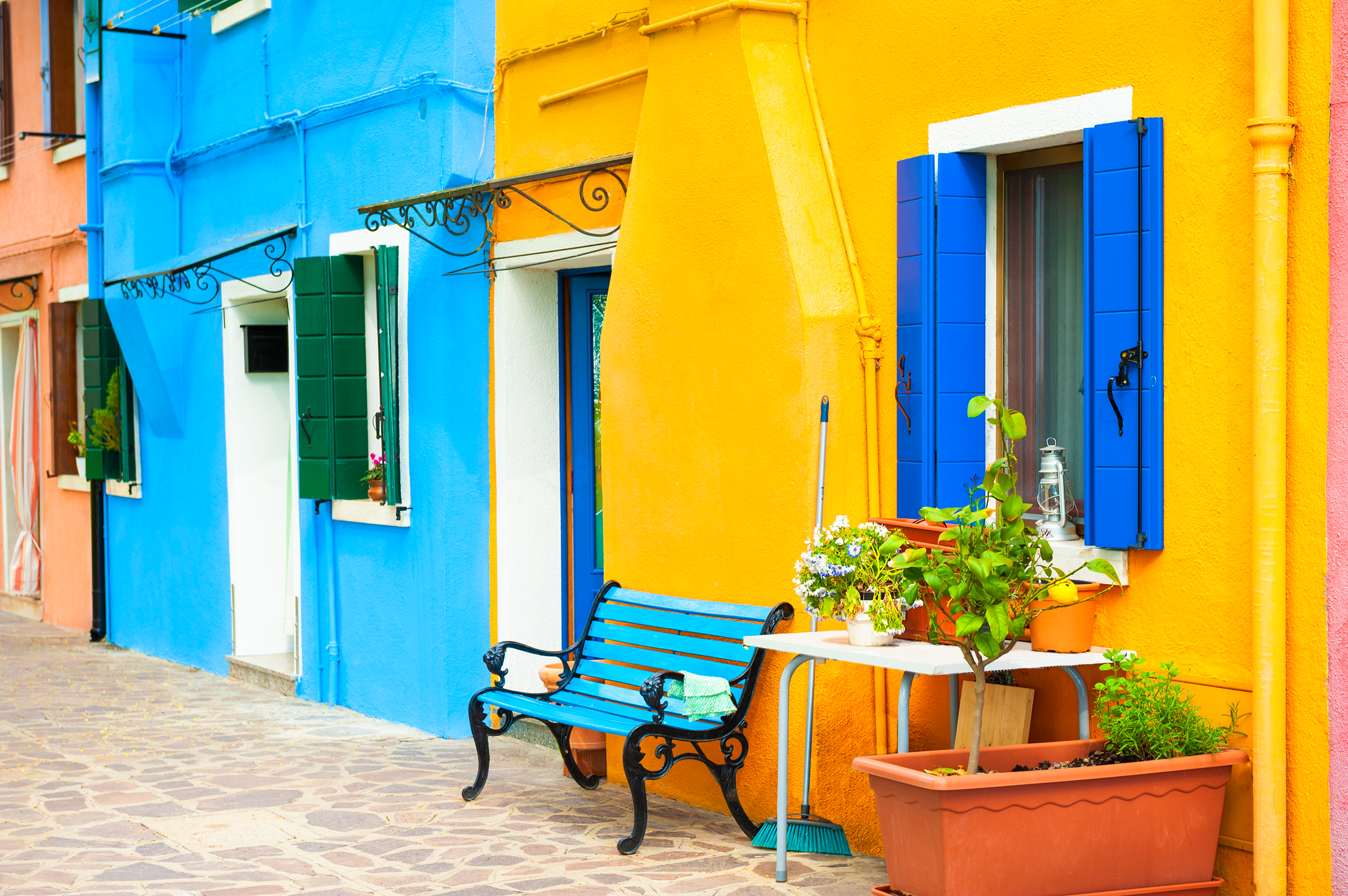 yellow-blue-painted-facades-houses-colorful-architecture-burano-island-venice-italy_2400.png