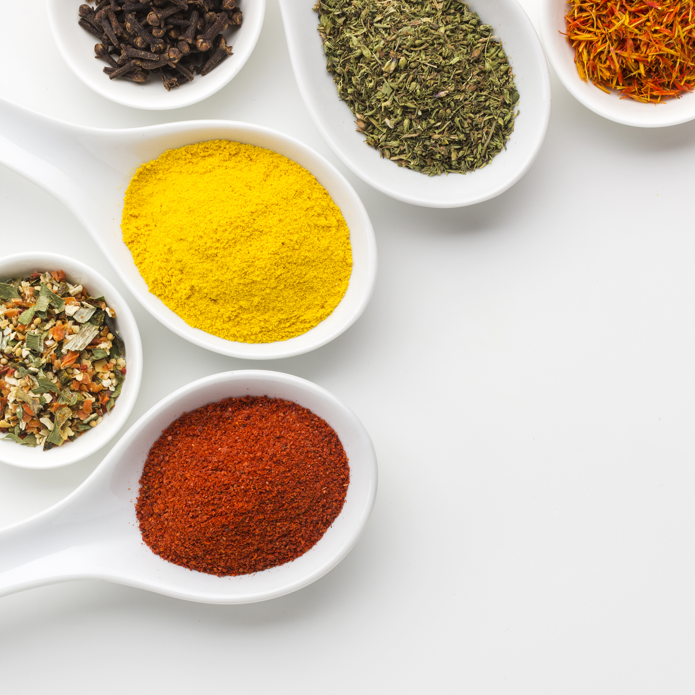 close-up-spices-powder-spoons_2400.png