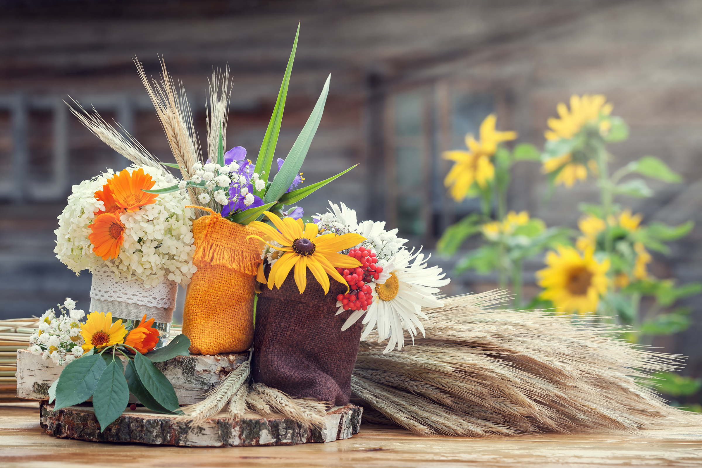 wedding-decoration-rustic-style-still-life-with-summer-flowers-bags-ears-wheat_2400.png