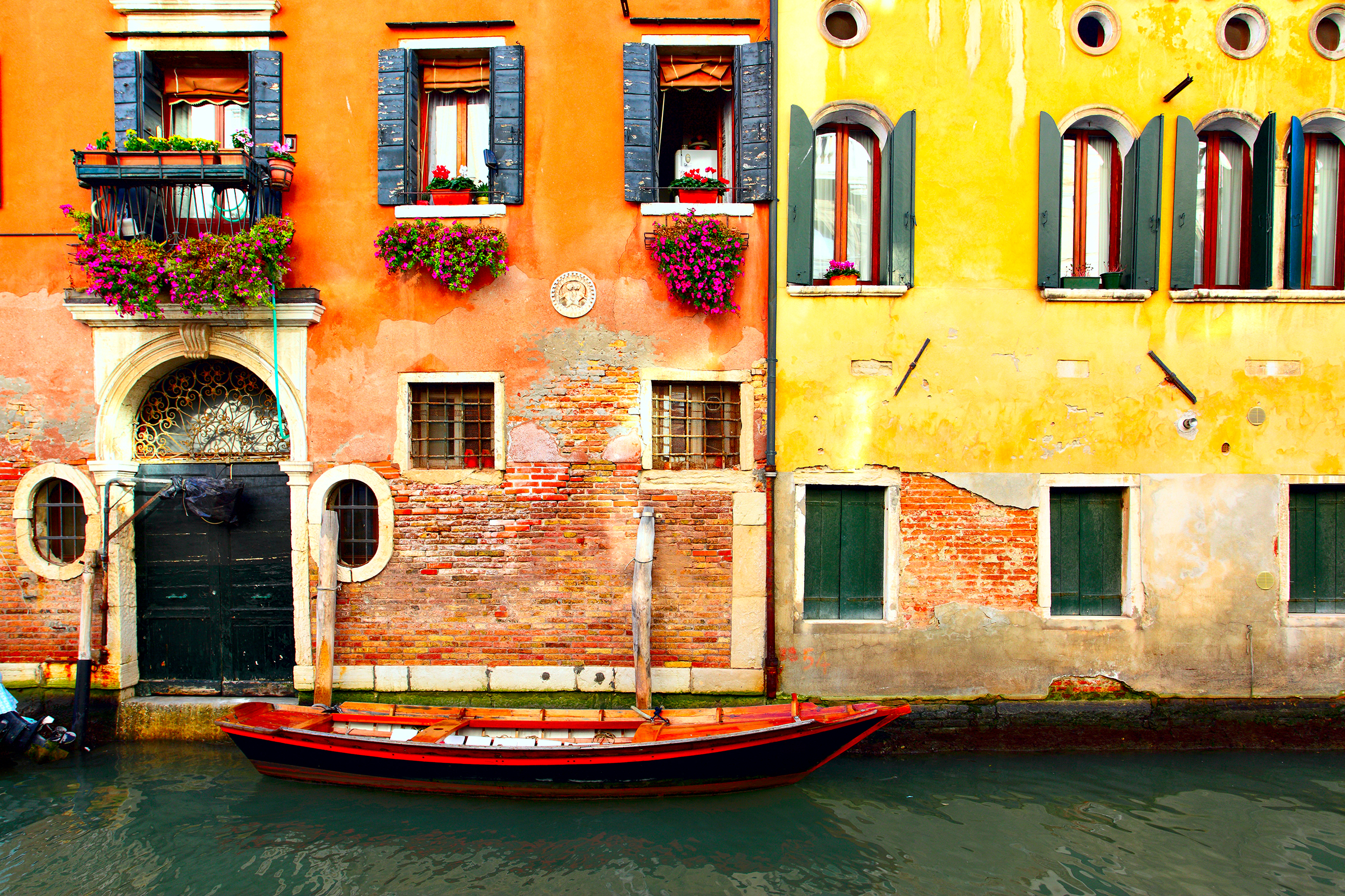 narrow-canal-with-boat-venice-italy_2400.png