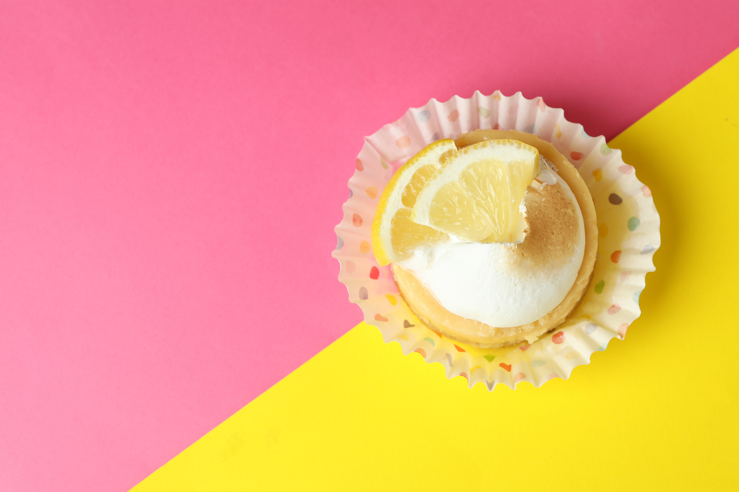 tasty-lemon-cupcake-two-tone-background_2400.png