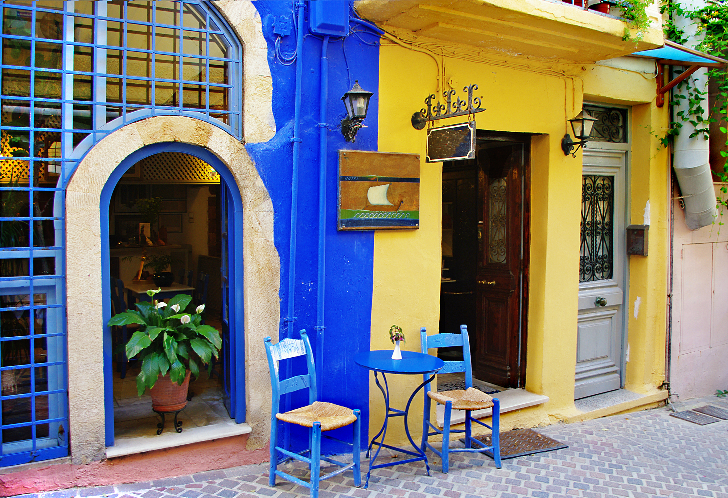 colorful-traditional-streets-taverns-greece-crete-island-chania-old-town_2400.png