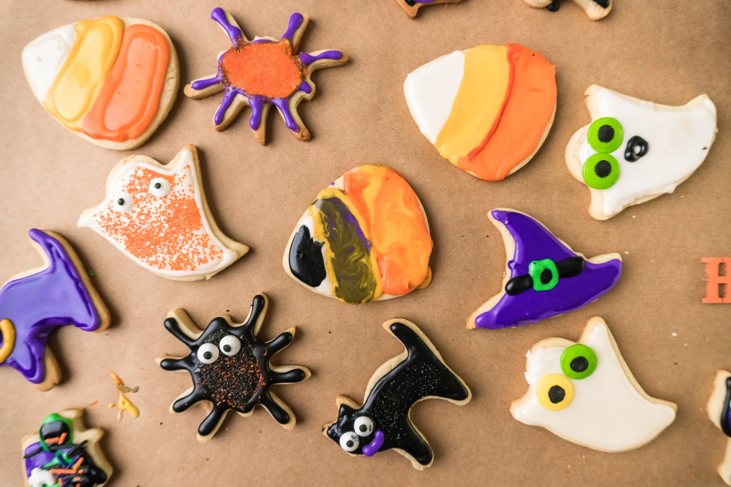 decorating-halloween-sugar-cookies-with-colorful-royal-icing.jpg