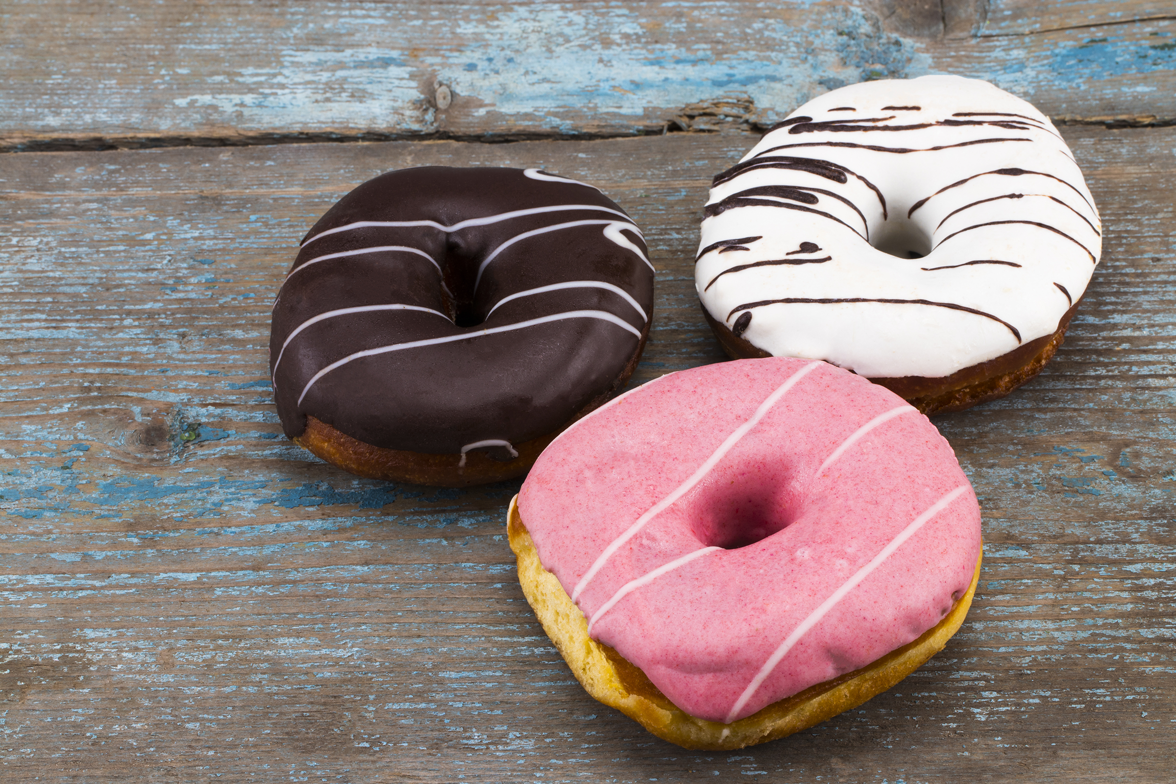 assorted-donuts-with-chocolate-frosted-pink-glazed-donuts_2400.png