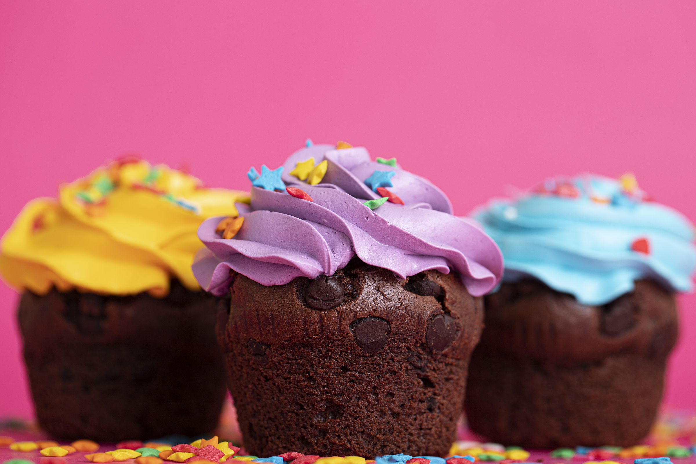 colorful-cupcakes-with-delicious-frosting_2400.png