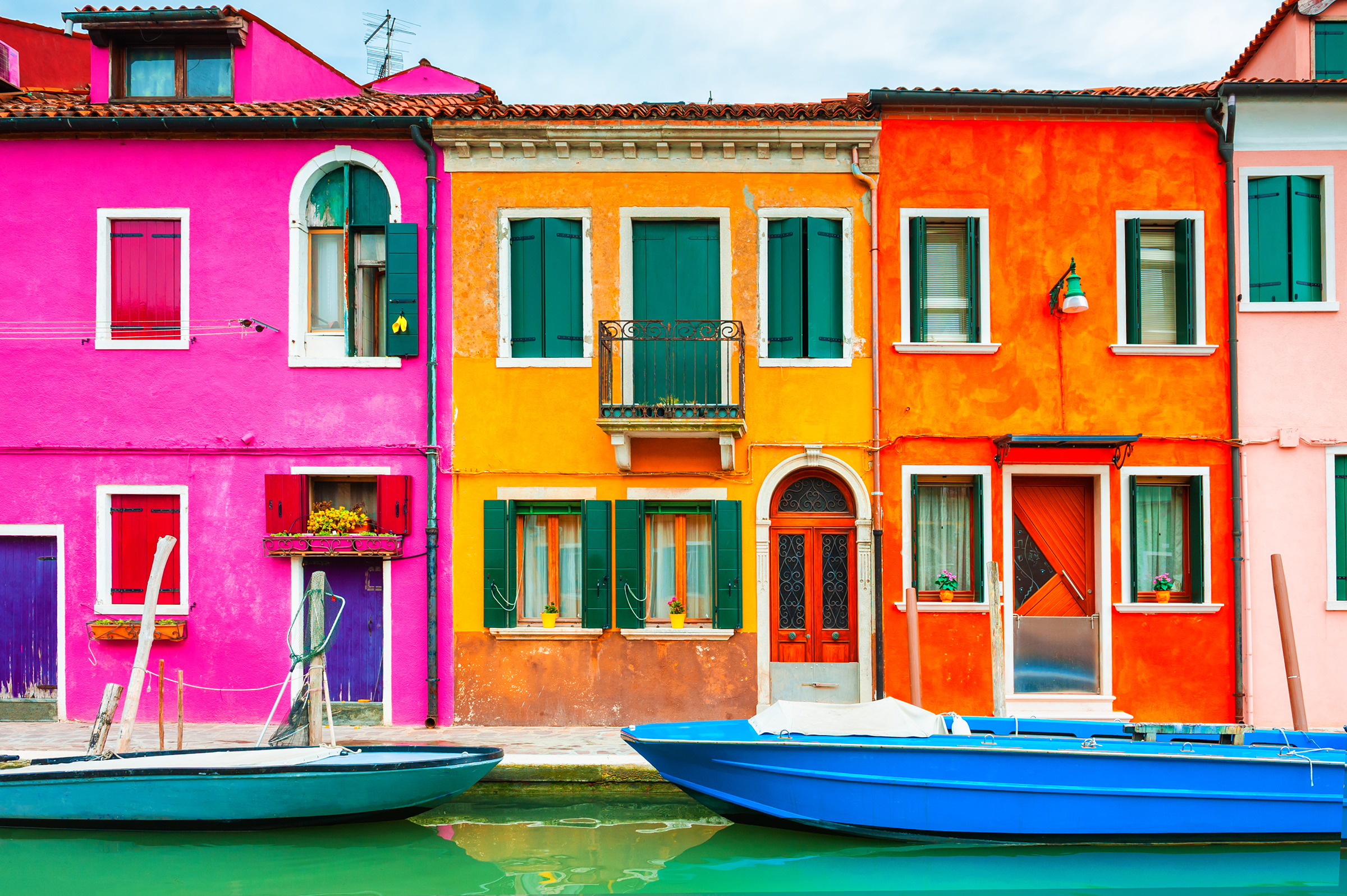 colorful-architecture-canal-with-boats-burano-island-venice-italy-famous-travel-destination-beautiful-european-cityscape_2400.png
