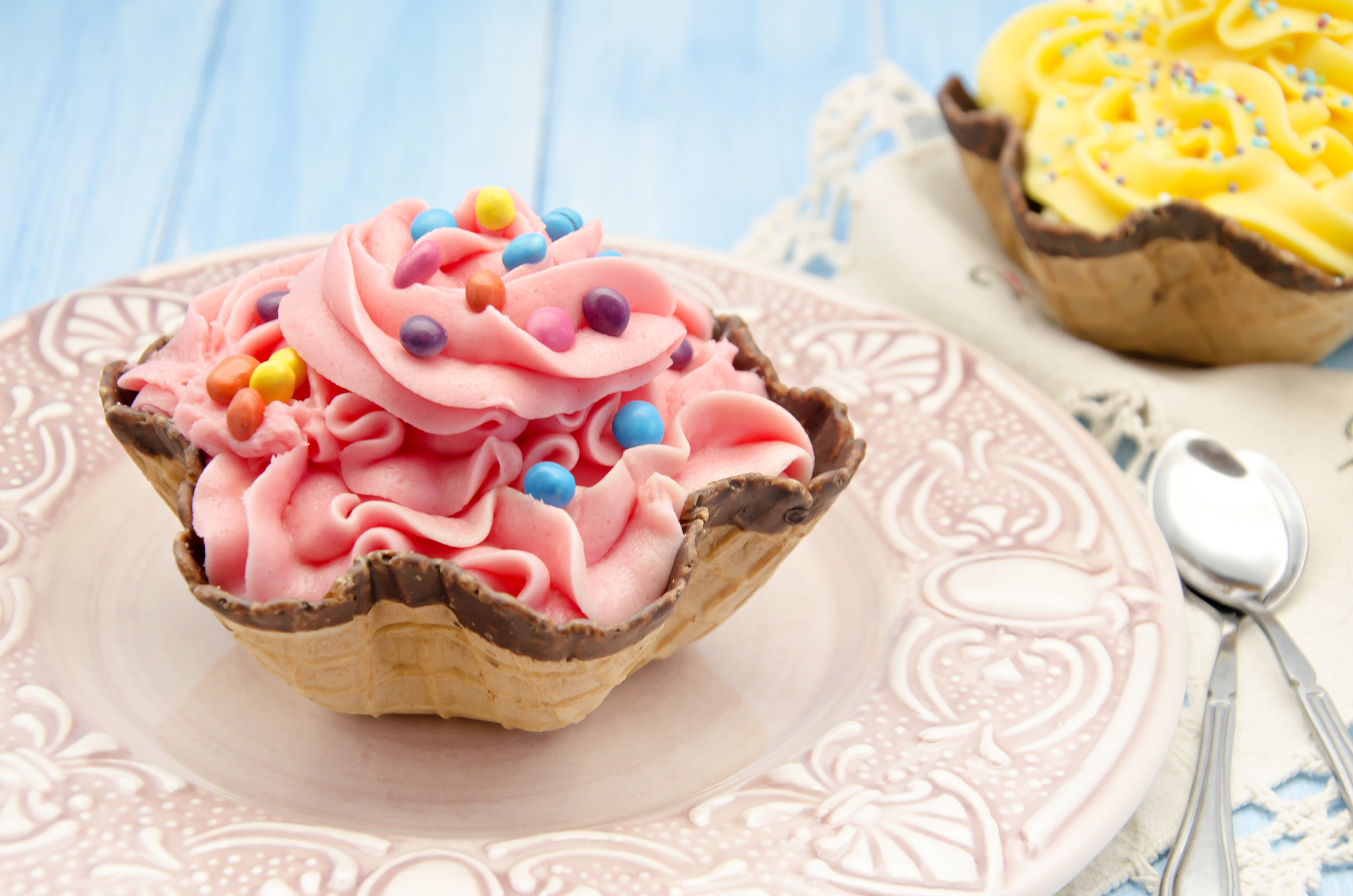 colorful-cupcakes-plate_2400.png