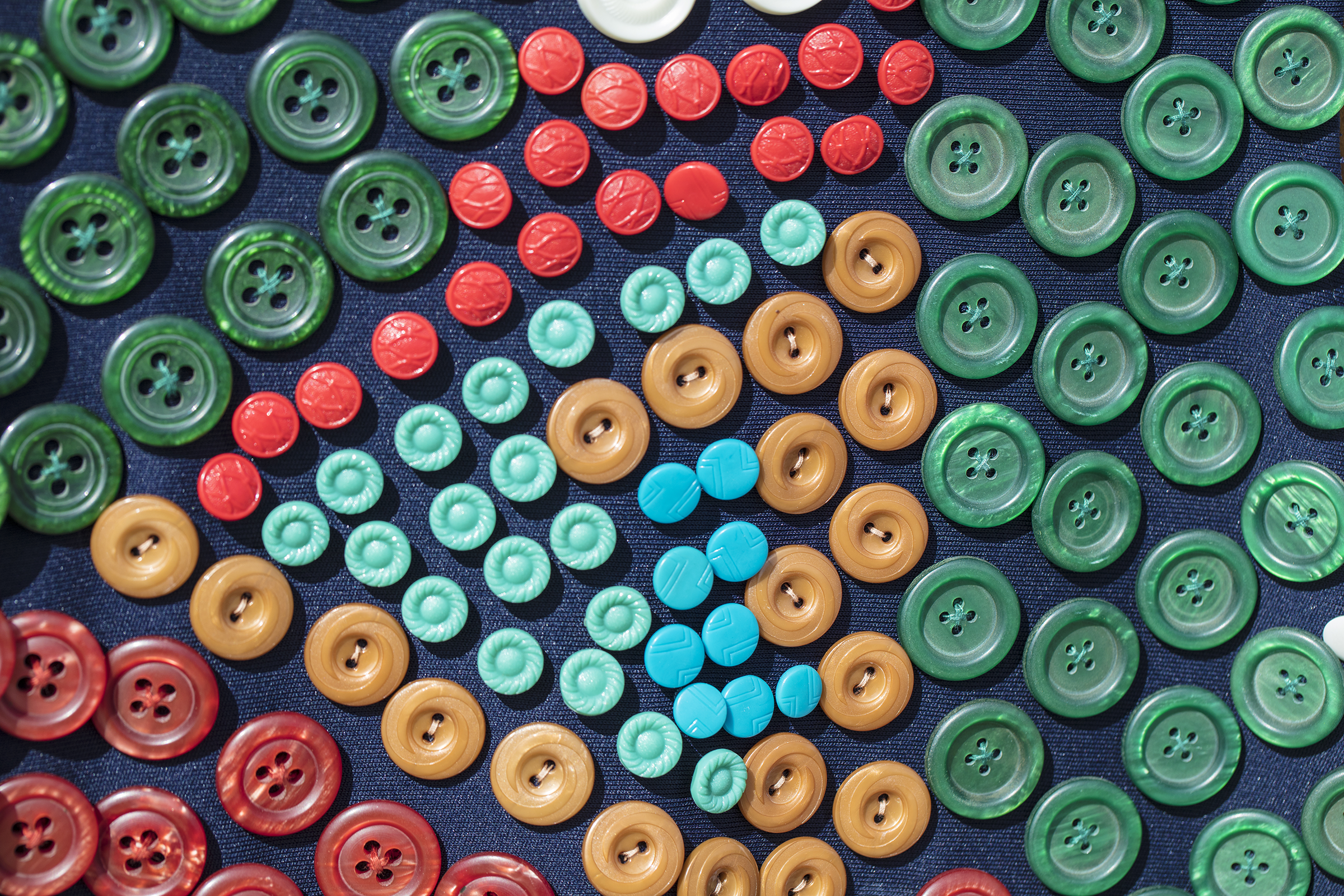 background-many-buttons-fabric_2400.png