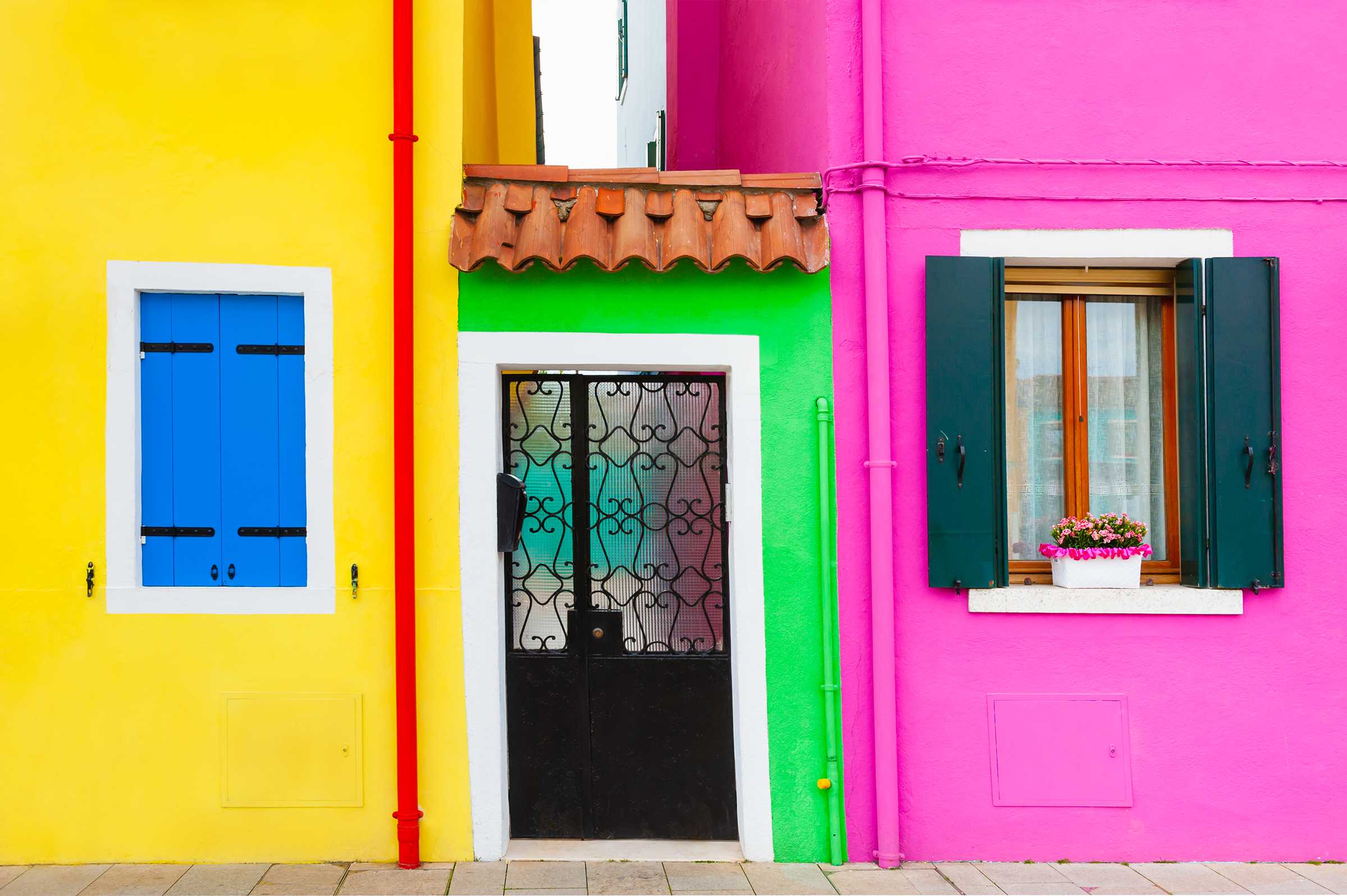 yellow-pink-painted-facades-houses-windows-with-colorful-shutters-burano-italy_2400.png