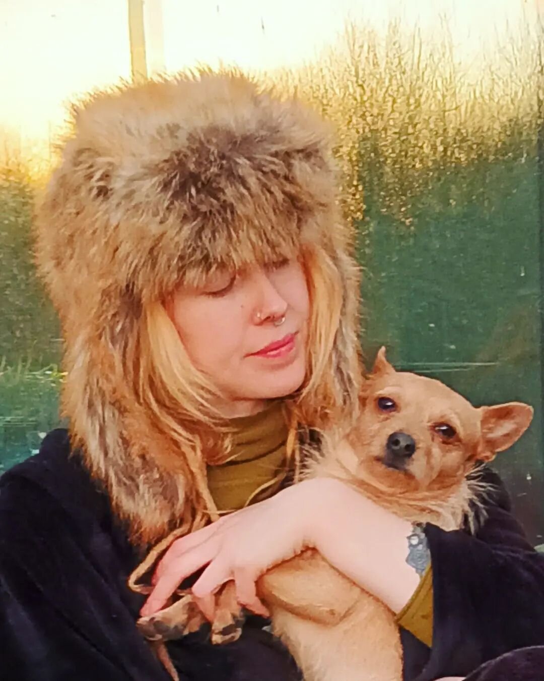 The neighbours hat party back in the winter sun 🌞☀ - that quickly turned into a completion with this hat and matching furr child😉🤡