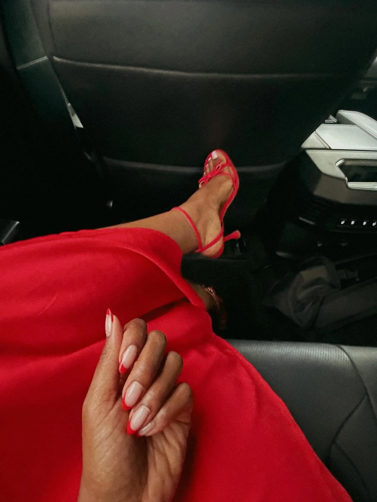 ravishing lady in red 🥀&thinsp;&thinsp;
&thinsp;&thinsp;
&thinsp;
vintage reds pair well with this old soul &thinsp;&thinsp;
&thinsp;&thinsp;
#thrifted #vintage #vintagestyle #thriftnprosper