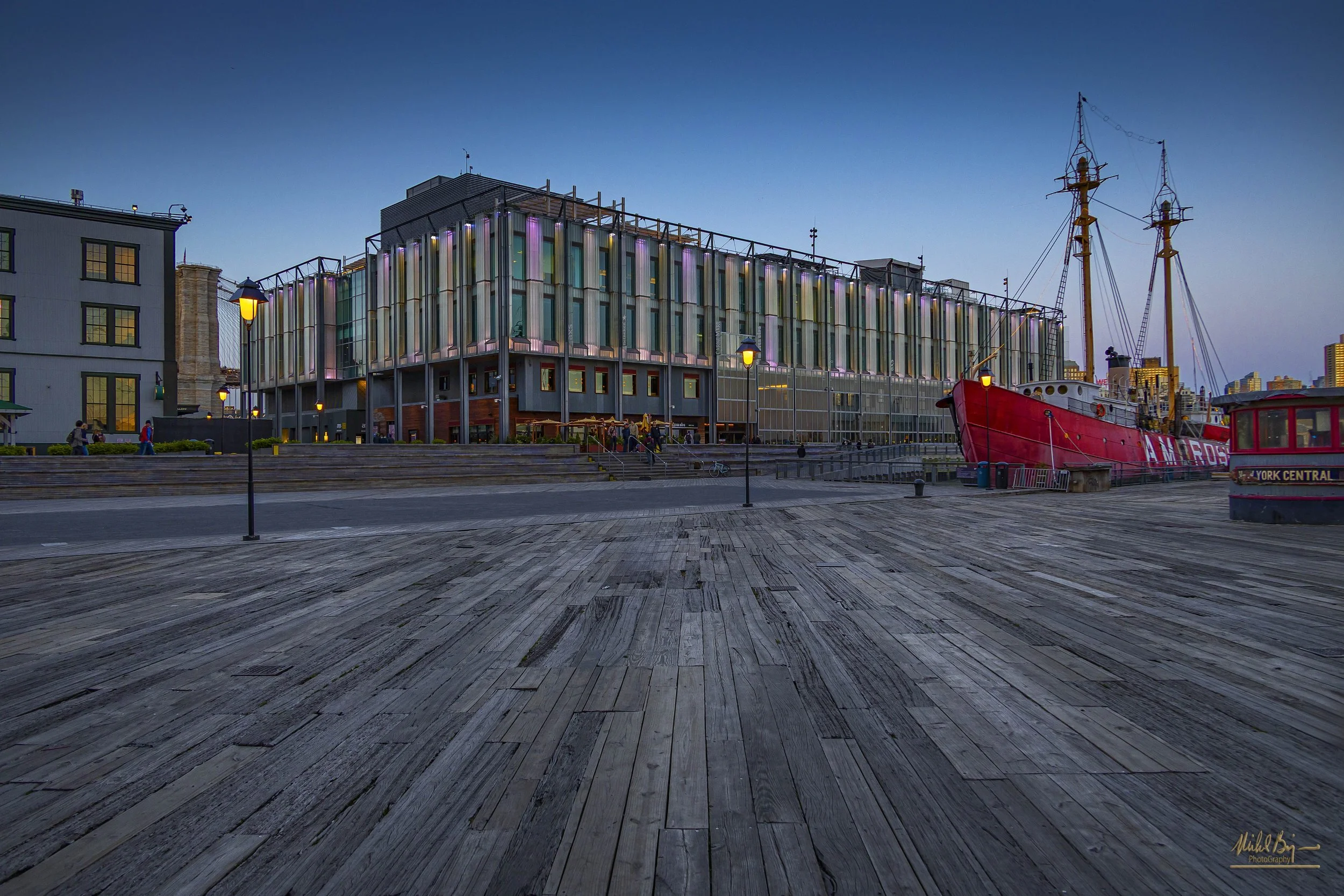 Pier 17 Lower Manhattan.jpg