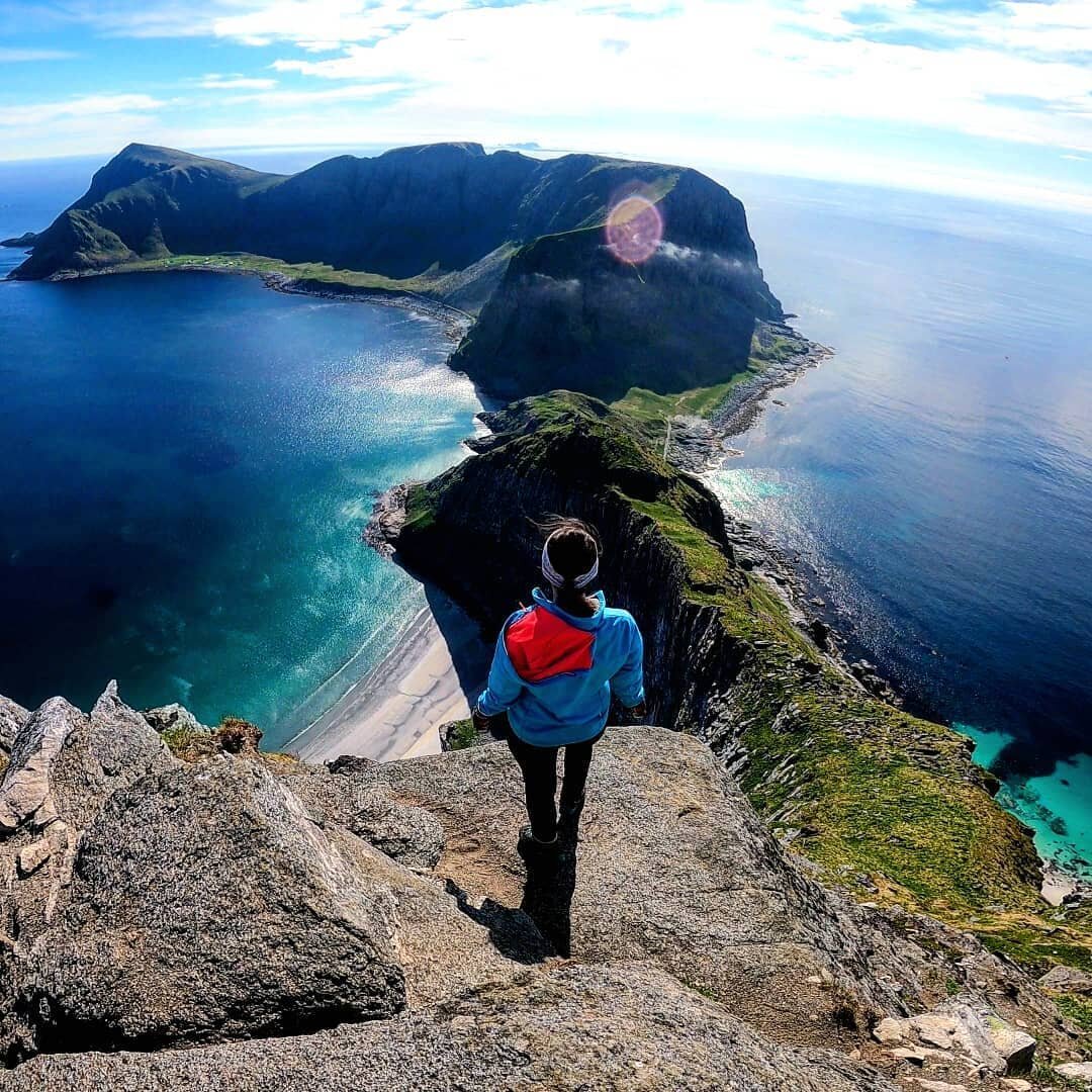 𝑜 𝑛  𝑡 𝑜 𝑝  𝑜 𝑓  𝑡 ℎ 𝑒  𝑊 𝑜 𝑟 𝑙 𝑑 🌍
.
.
.
#norway#view#v&aelig;r&oslash;y#lofoten#gopronordics#gopro#goprohero9#visitnorway#naturelovers#nature#wanderlust