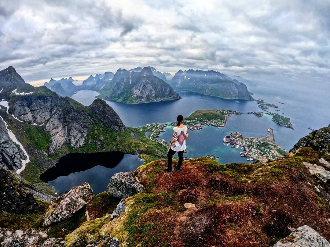 𝑀𝑦 𝑓𝑎𝑣𝑜𝑟𝑖𝑡𝑒 𝑣𝑖𝑒𝑤 𝑖𝑛 𝑁𝑜𝑟𝑤𝑎𝑦 🇧🇻
📍𝐿𝑜𝑓𝑜𝑡𝑒𝑛
.
.
.
#midnightsun#lofoten#norway#travelphotography#sunset#mountains#visitnorway#goprohero9#v&aelig;r&oslash;y#view#kvalvikabeach#reine#reinebringen#view