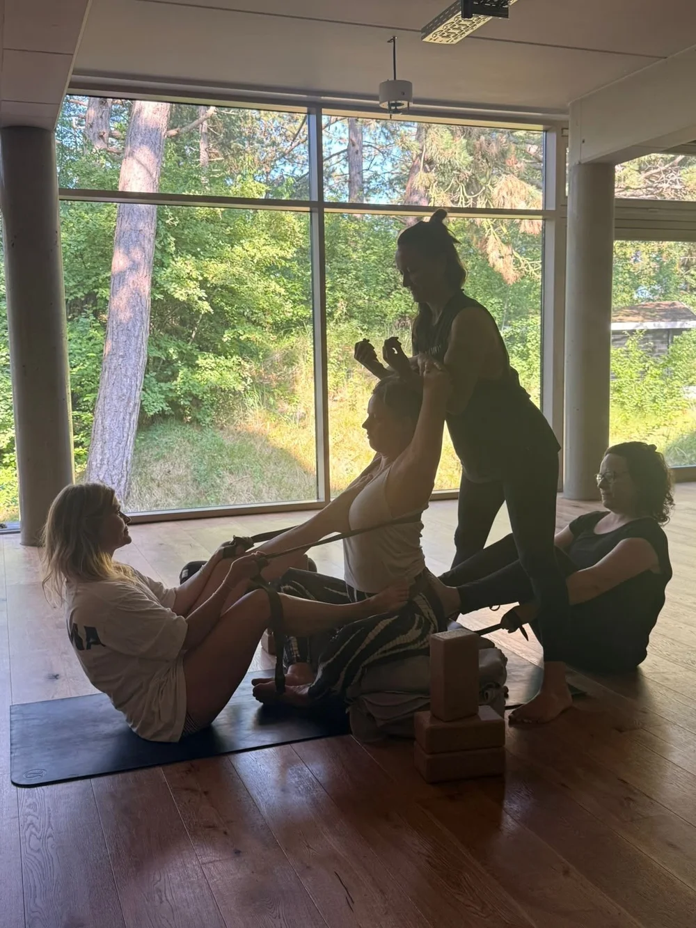 Partnerübung im Yogaraum