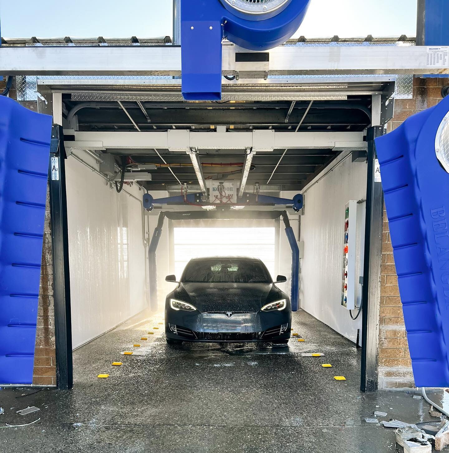 The NEW touchless automatics are OPEN at Longmont South! 

📱 make sure to download our app to get a free wash! **link in bio**

#longmontloveslocal #coloradofamilyowned #coloradonatives #longmontcarwash #touchlesscarwash #freedomautowash