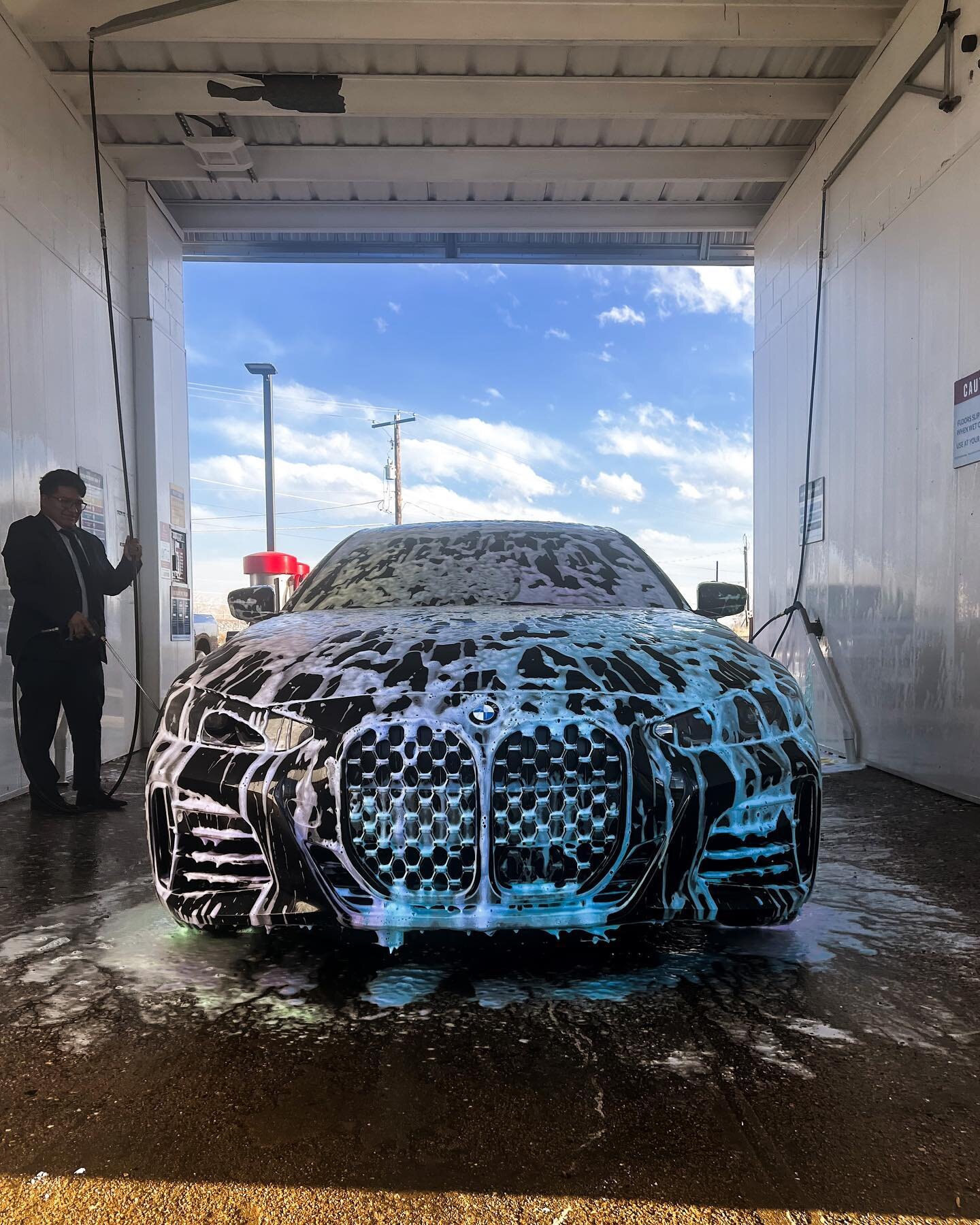 It&rsquo;s a beautiful day for a wash ☀️ 

Don&rsquo;t forget to use our Magnesium Chloride Remover to help you tackle the post-snow grime ✨✨ 

#coloradoselfservecarwash #coloradocarwash #longmontcarwash #denvercarwash #thorntoncarwash #familyownedan