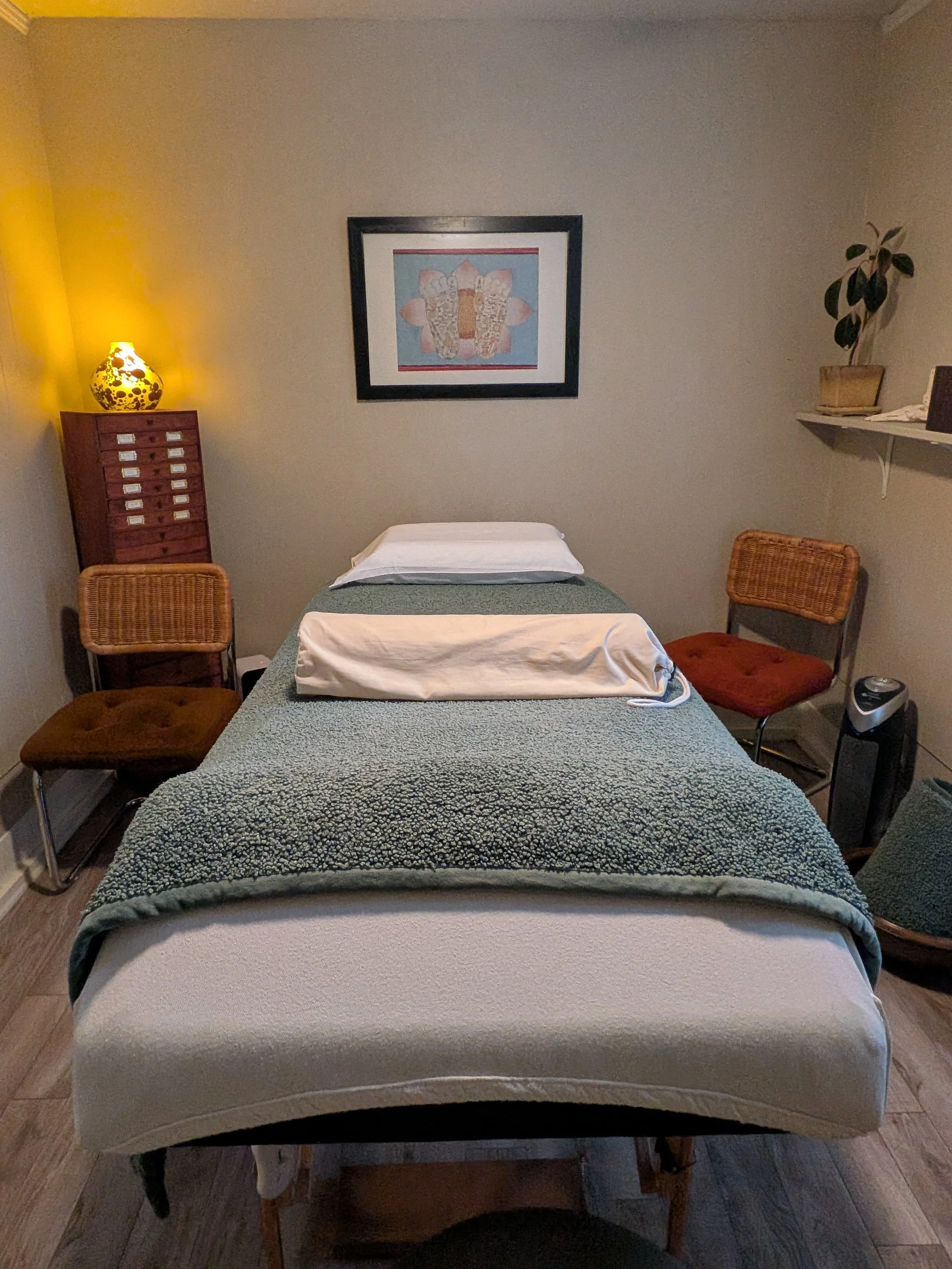 Heated massage table with plush blankets