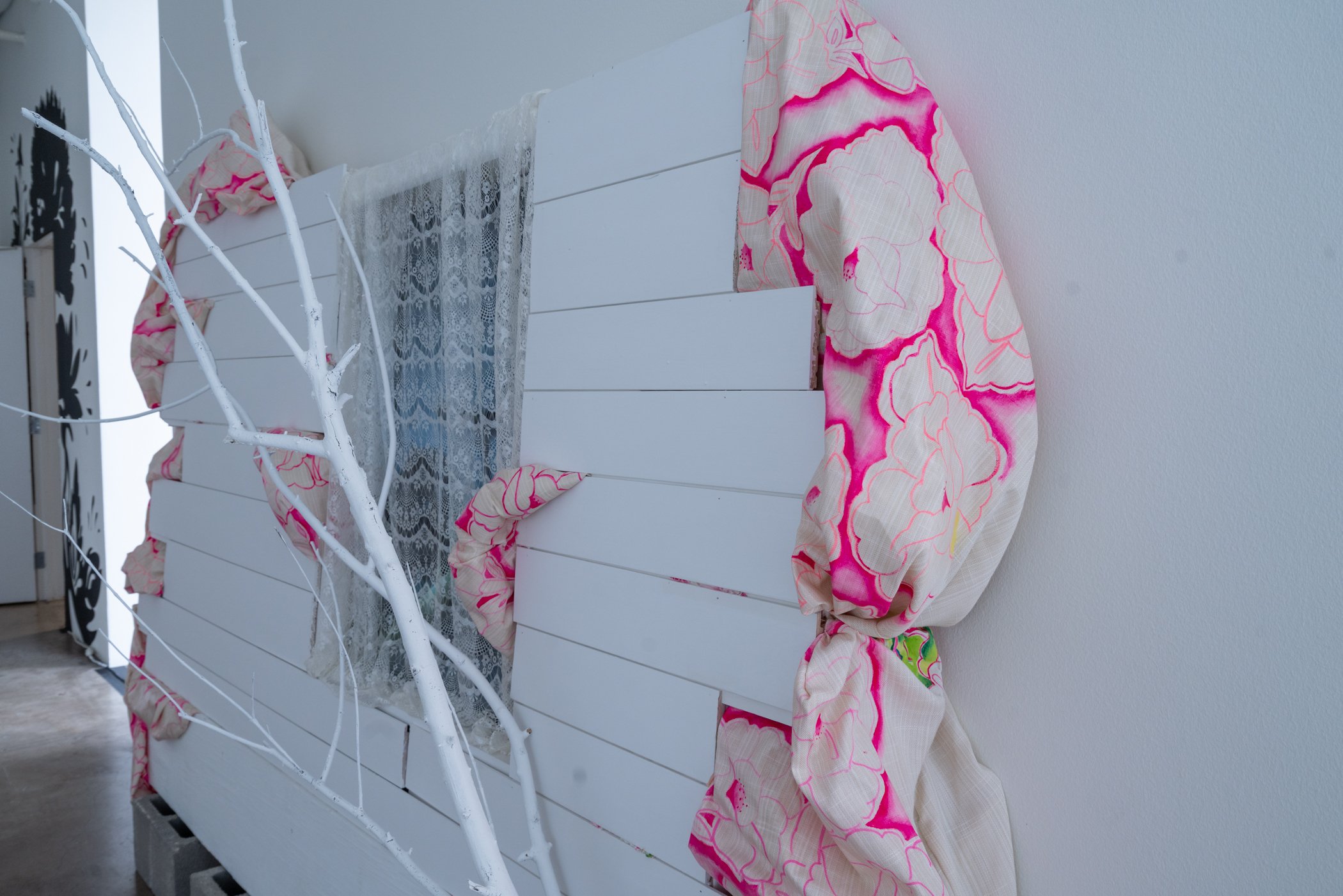 Michelle Cortez Gonzales and Sara Hererra
Interno Externo, 2024, Wood, house paint, hand-painted fabric
lace, cinder blocks, digital video