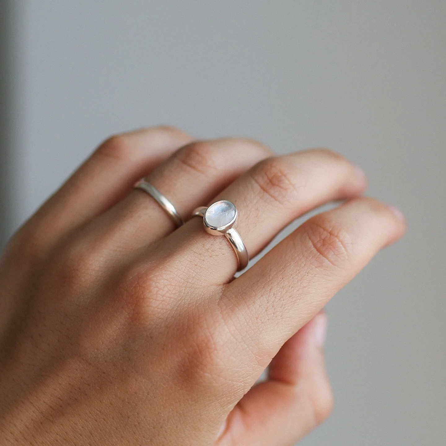 Moonstone with a soft blue flash, set on a comfy half-round band. 🤍 Size 7 US. 

.
.
.

#solmayjewelry #sterlingsilverring #moonstonelover #silversmith #madeinjapan #madeinokinawa #okinawasilversmith #handmade