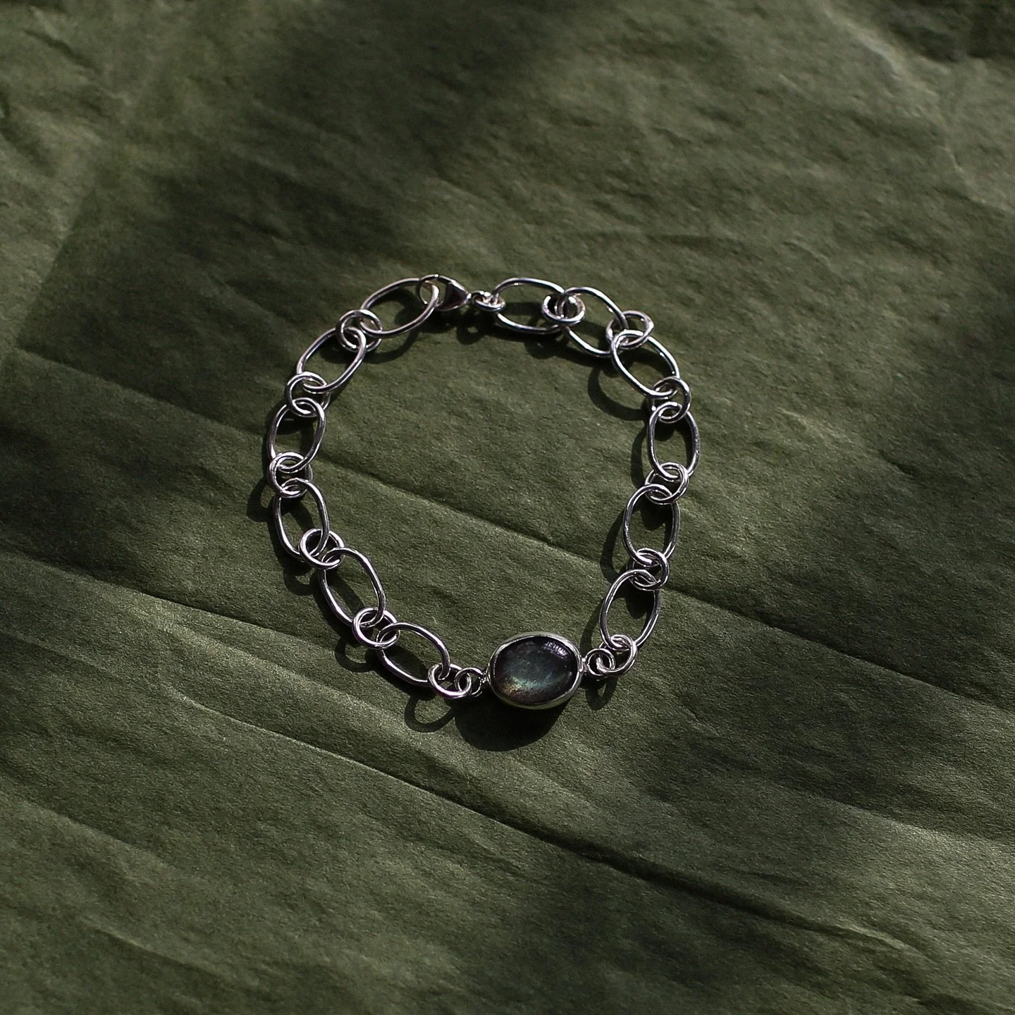 *SOLD* Flashy labradorite on a handmade chain ~ Length is 7 Inches (18cm) but can be clasped at any link for a tighter fit. LOVED making this one 🔮⛓️✨

.
.
.

#solmayjewelry #sterlingsilverbracelet #silversmith #madeinjapan #madeinokinawa #okinawasi