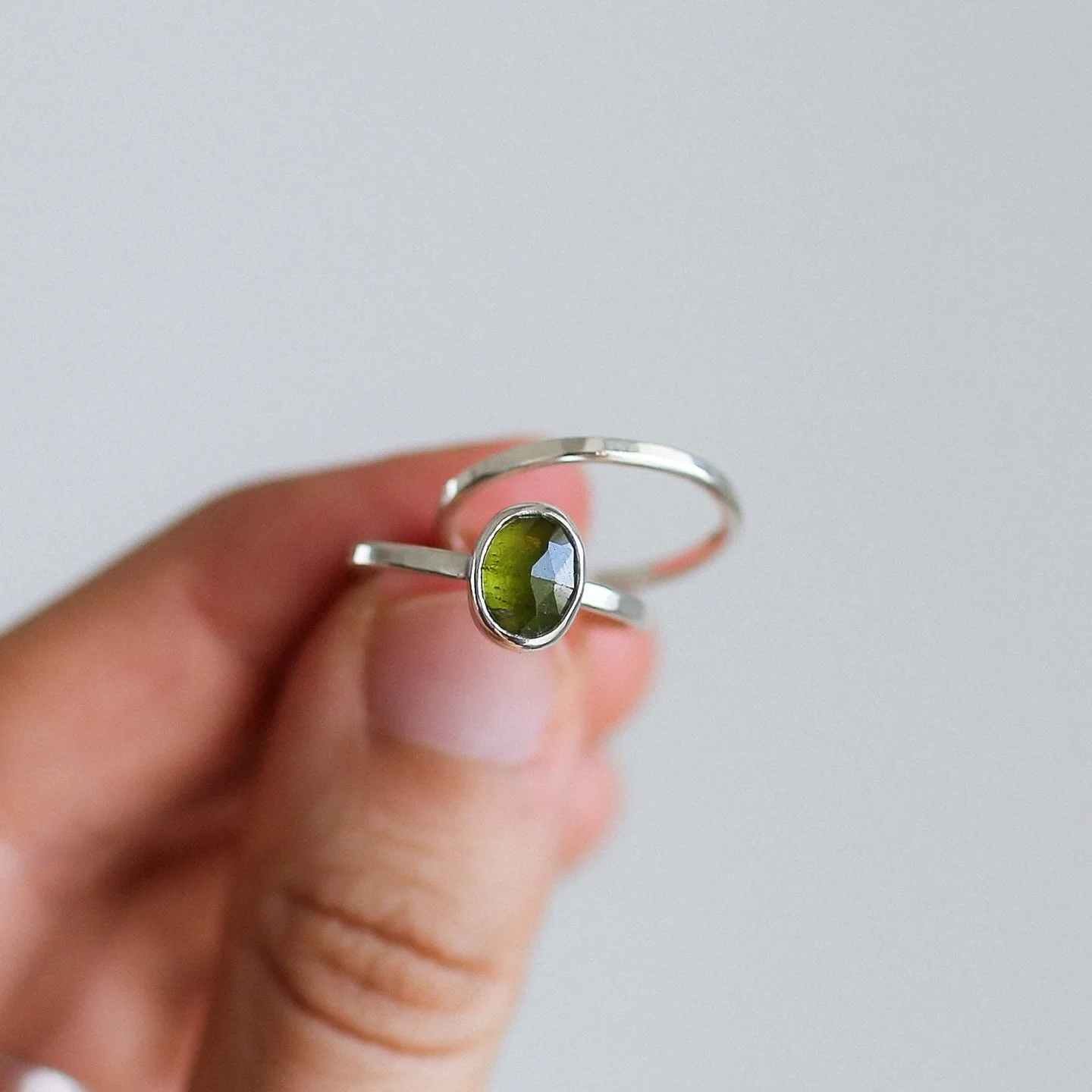 A sweet little set: green vesuvianite and a stacker to go with it. Both bands are lightly hammered for a bit of texture ~ you can wear them together or on their own. 🧚 Size 6 US.

.
.
.

#solmayjewelry #sterlingsilverrings #silversmith #madeinjapan 