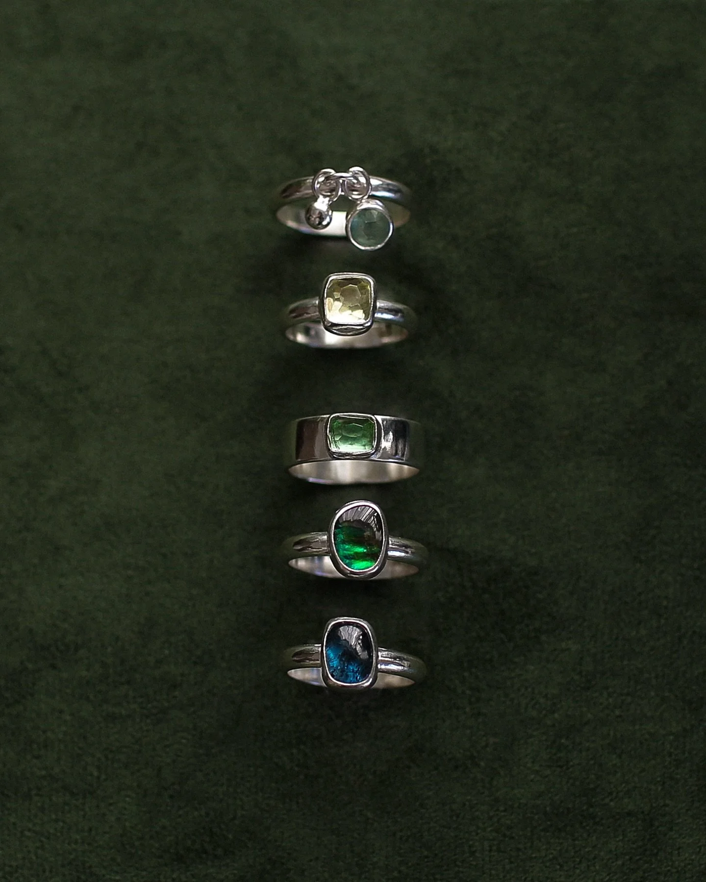 A moment for the rings in this collection 🤤🤌🏼 In love with each one ~ which is your fave? 

.
.
.

#earthysilverjewelry #ringcollection #silverringshandmade #solmayjewelry #silverandgreen