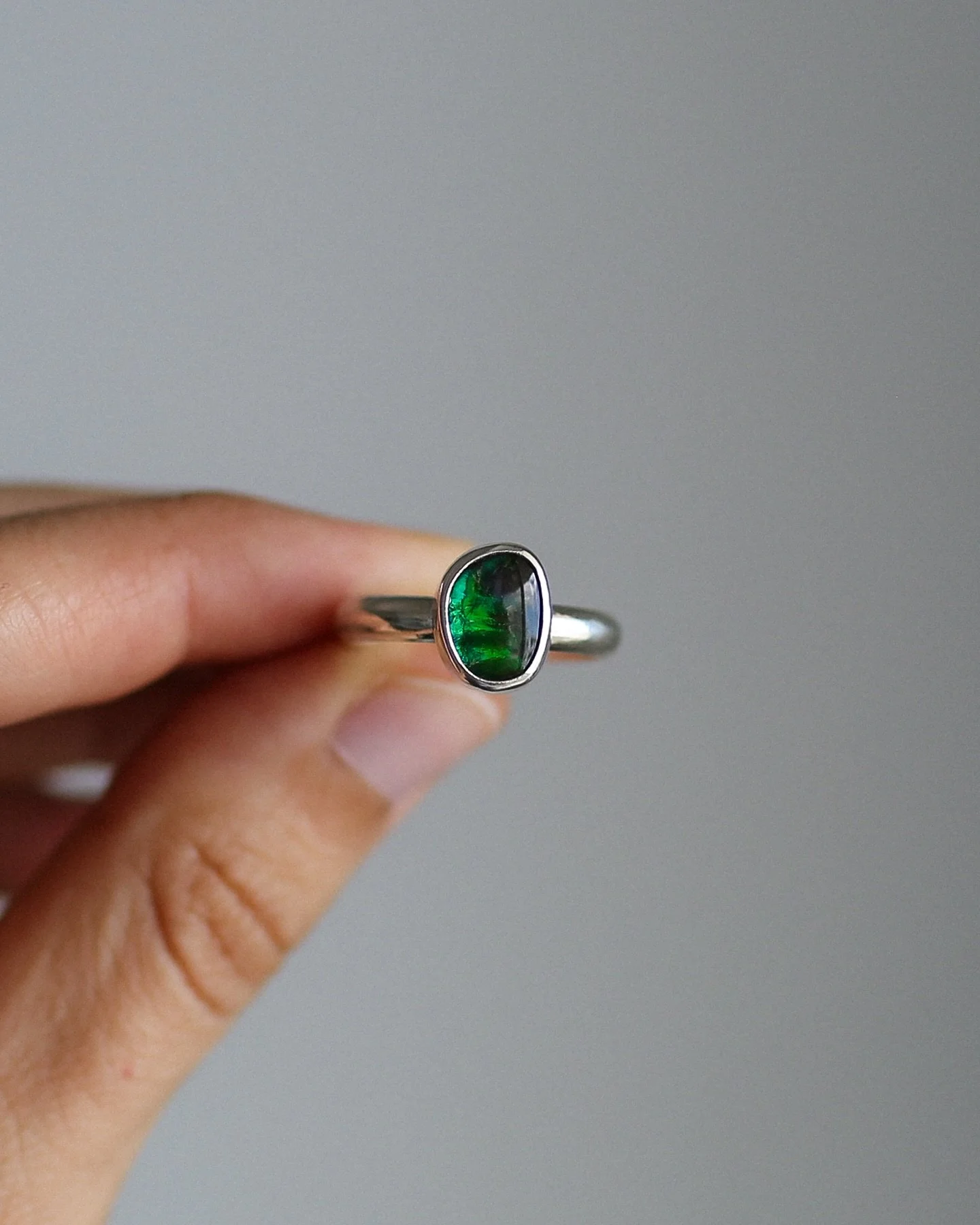 Mesmerizing Ammolite stone with flashes of green that shift with the light ~ this one is soo stunning &amp; special, even better in person. Size 7.5 US

.
.
.

#solmayjewelry #ammolitering #silverandgreenjewelry #oneofakindring