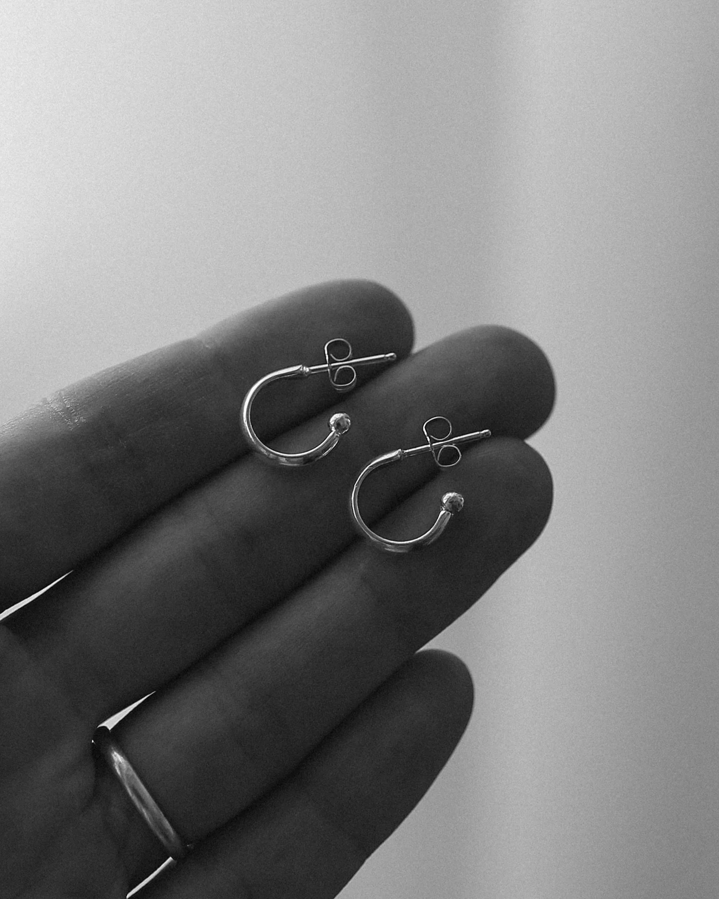 *Sold* Mini seed hoops ~ the tiny rounded ends are like little seeds, quiet symbols of growth 🌱✨

.
.
.

#minihoopsearrings #solmayjewelry #everydayjewelry #silversmith
