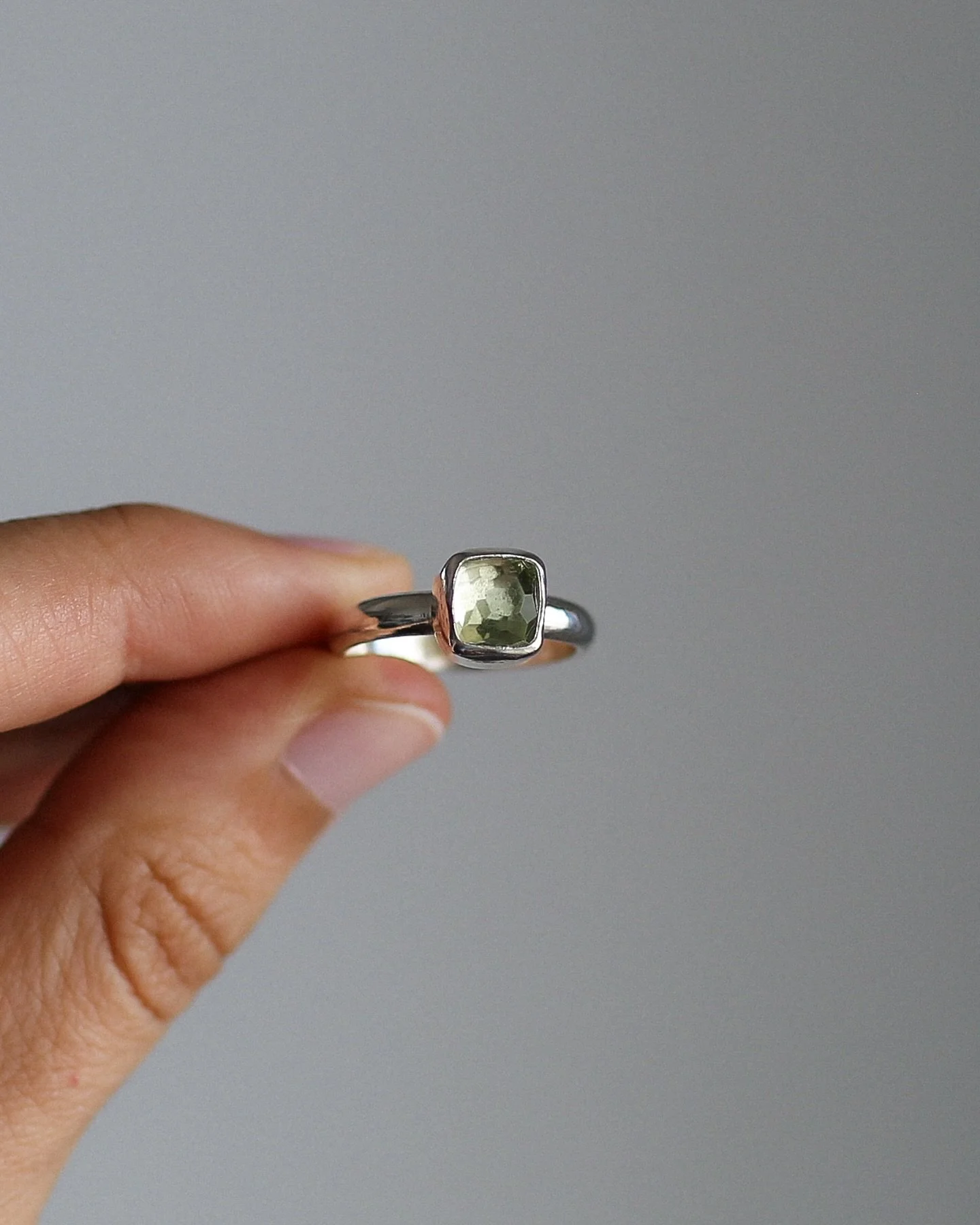 *Sold* The Faye ring ~ Dazzling light green-yellow tourmaline, a little spark of joy for your hand ✨✨

#solmayjewelry