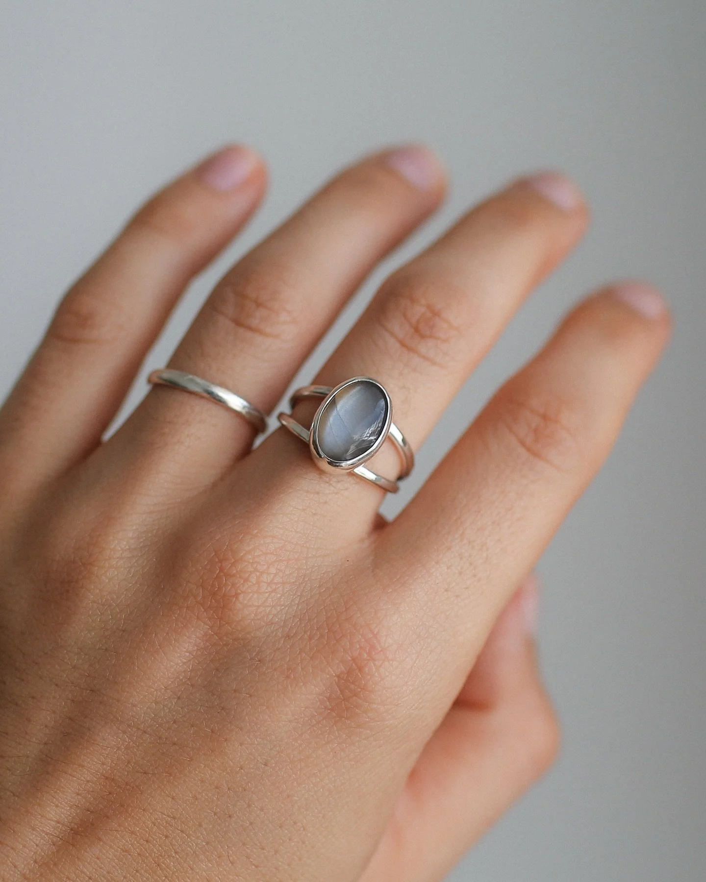 Dusk Ring: a chunky grey moonstone on a double band, glowing with every movement. This piece captures that calm, magical moment just before dark ~ what we like to call dusk or twilight. Such a special piece! 🌙 {size 6.5}

.
.
.

#moonstonering #silv