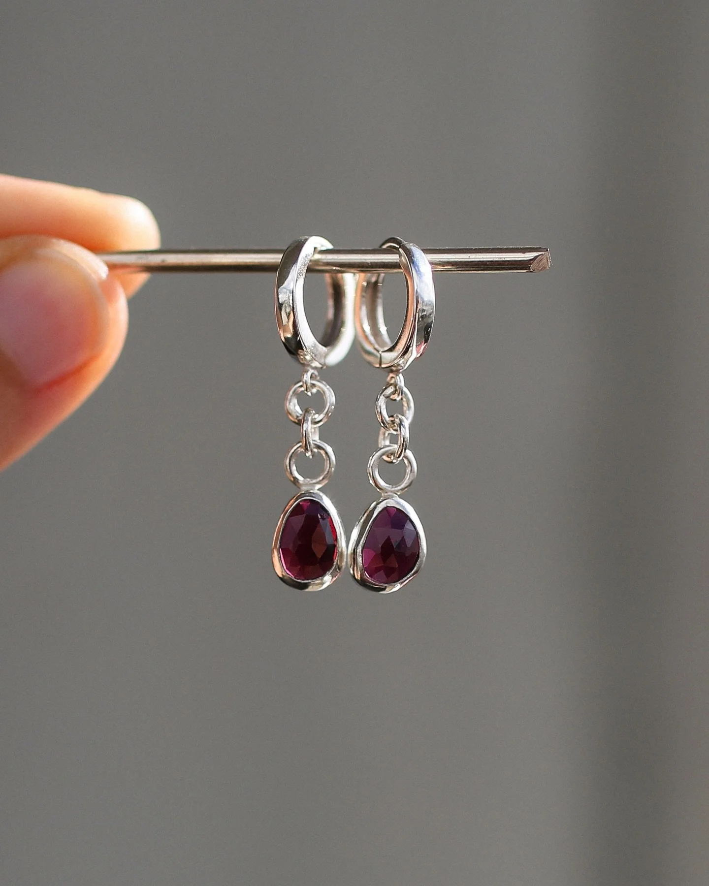 *Sold* Tart earrings: A little moment of sparkle ~ garnets dangle from chain hoops, with open-backed bezels that let the light shine through, turning deep red into a soft glowing pink.❤️🩷❤️🩷

.
.
.

#solmayjewelry #silverjewels #garnetearrings