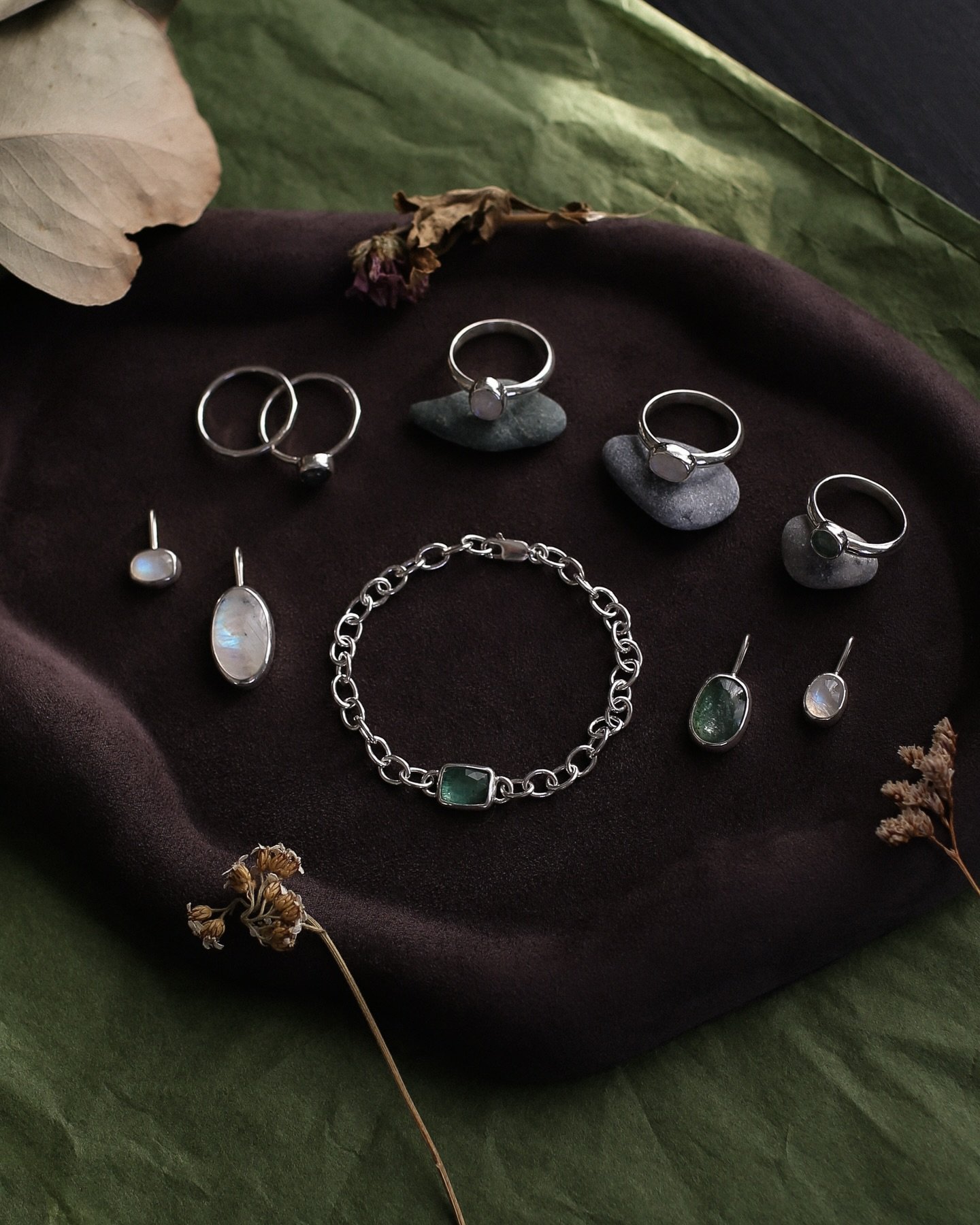 Just released ⟢ Daydream Collection
These minimal designs were made to feel both subtle and powerful. The soft whites and lush greens create a calm, dreamy energy ~ like a gentle breeze drifting through a lush meadow. 🌬️🍃✨ Available online via link