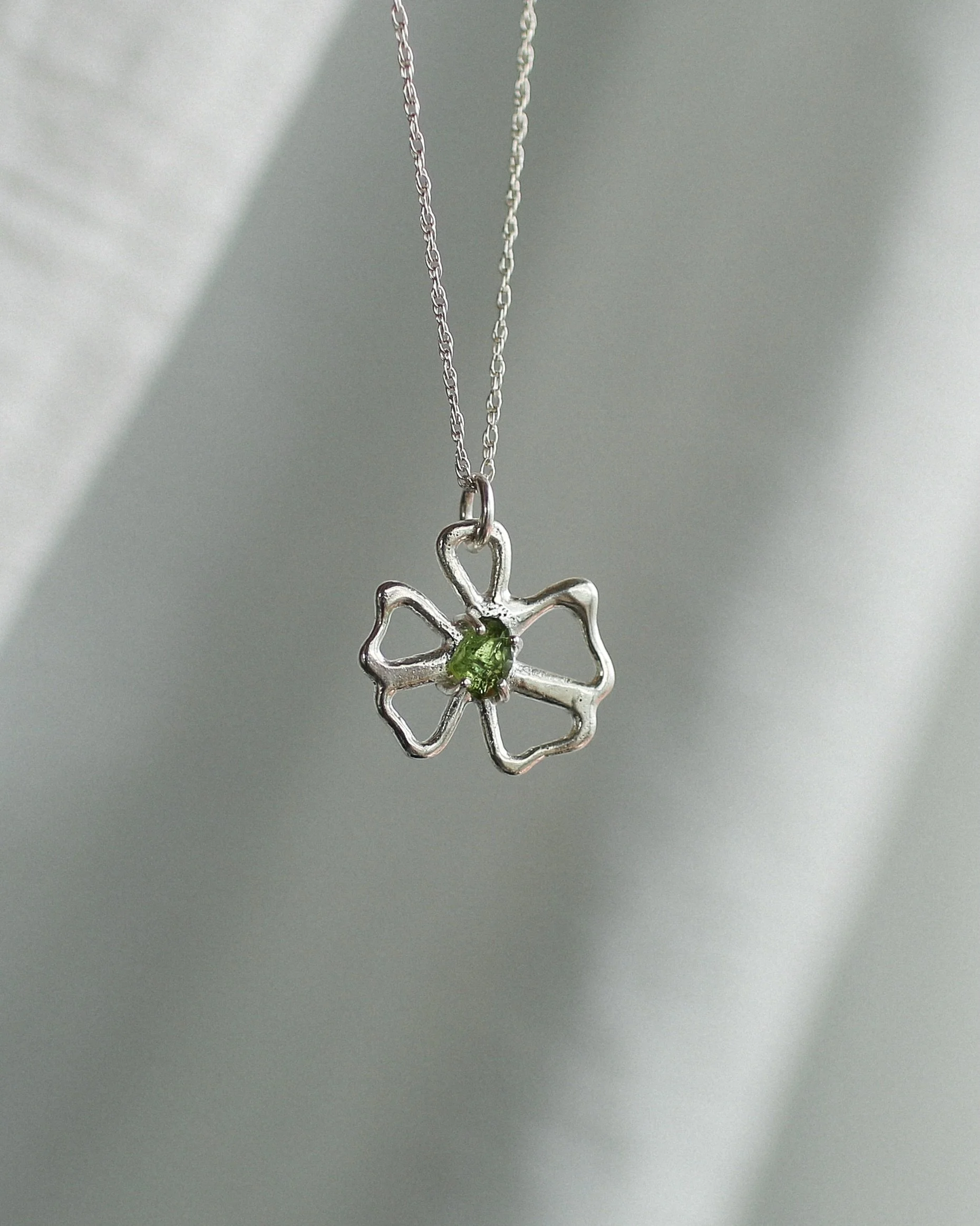 &ldquo;Finders keepers&rdquo; ~ hand formed &amp; holding a green tourmaline 💚 do you see a flower? a butterfly? or maybe something else 🙂&zwj;&harr;️ *SOLD*