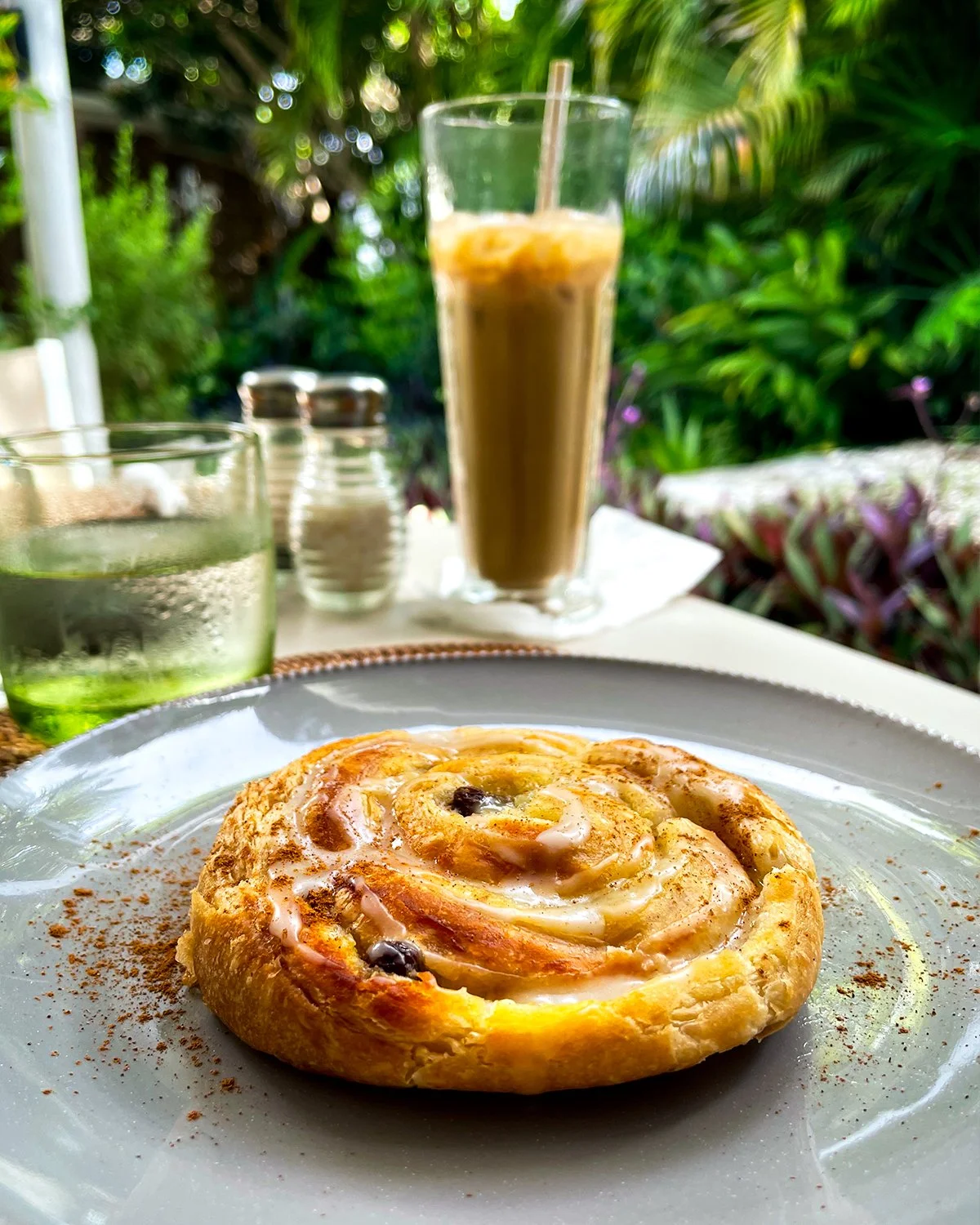 Cinnamon Roll    iced latte
