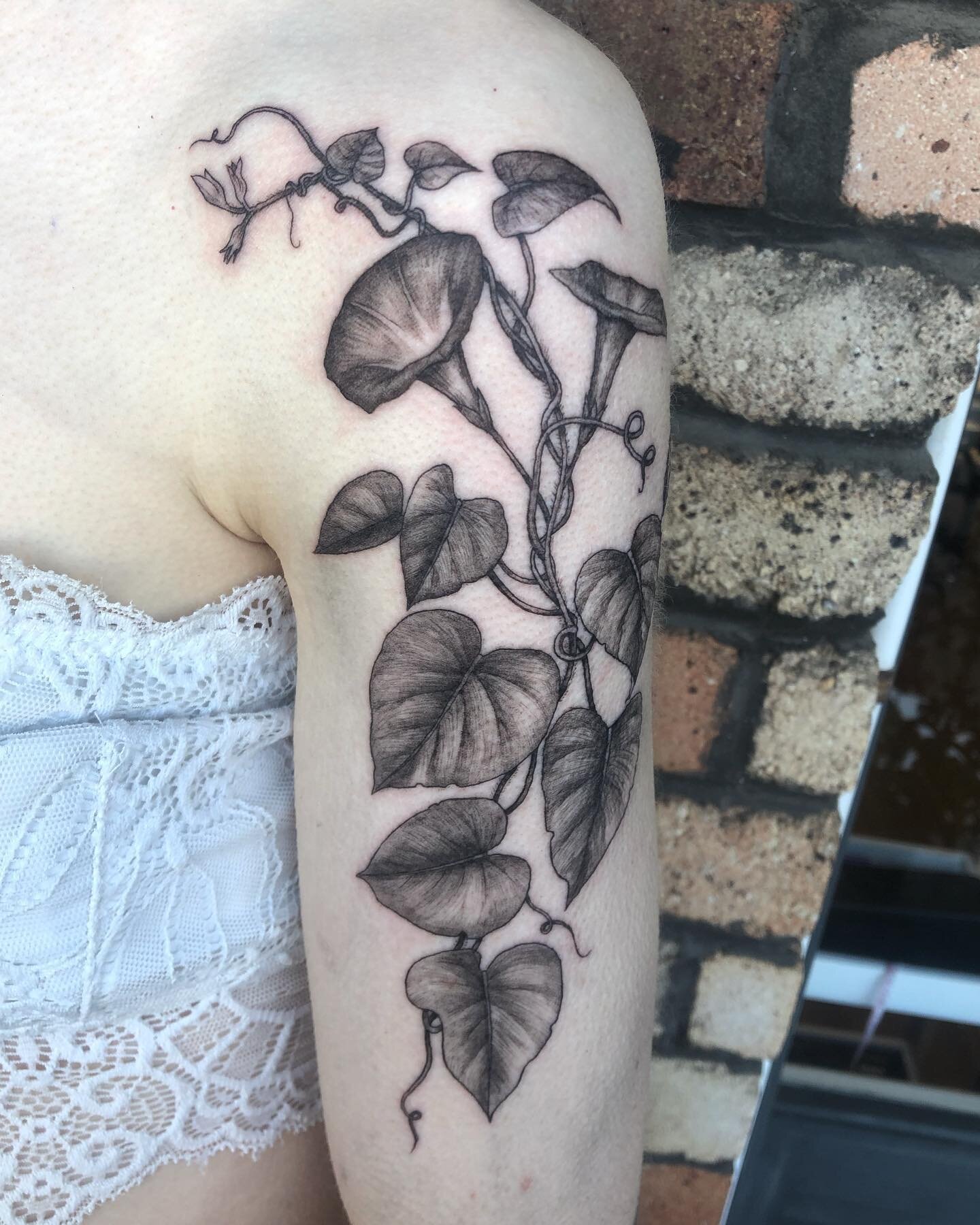 So happy with how these vines fit around @macytorro shoulder 🍃😌 thanks for the trust Macy!!