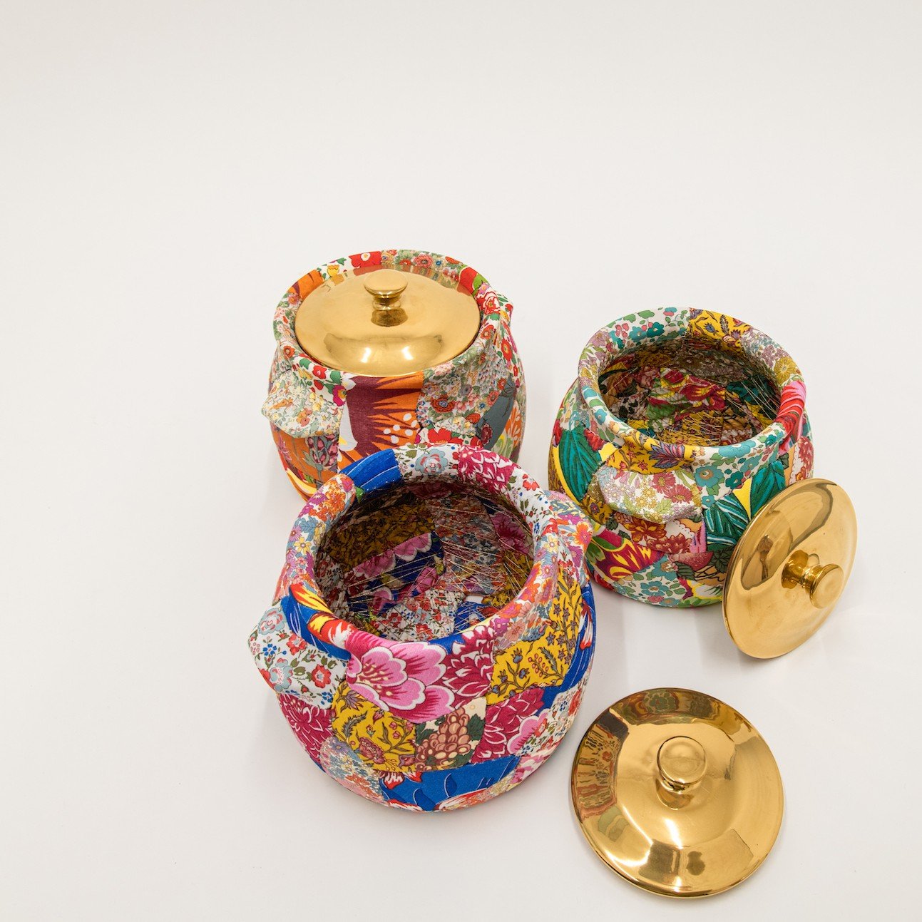  David Elia, Chita Hybrida Collection made in collaboration with Zoe Hillyard 2019.  Fabric wrapped on Terracotta and sewn together with golden thread,  gilding 25 x 20 cm incl. Lid. Image: Courtesy of the David Elia. 