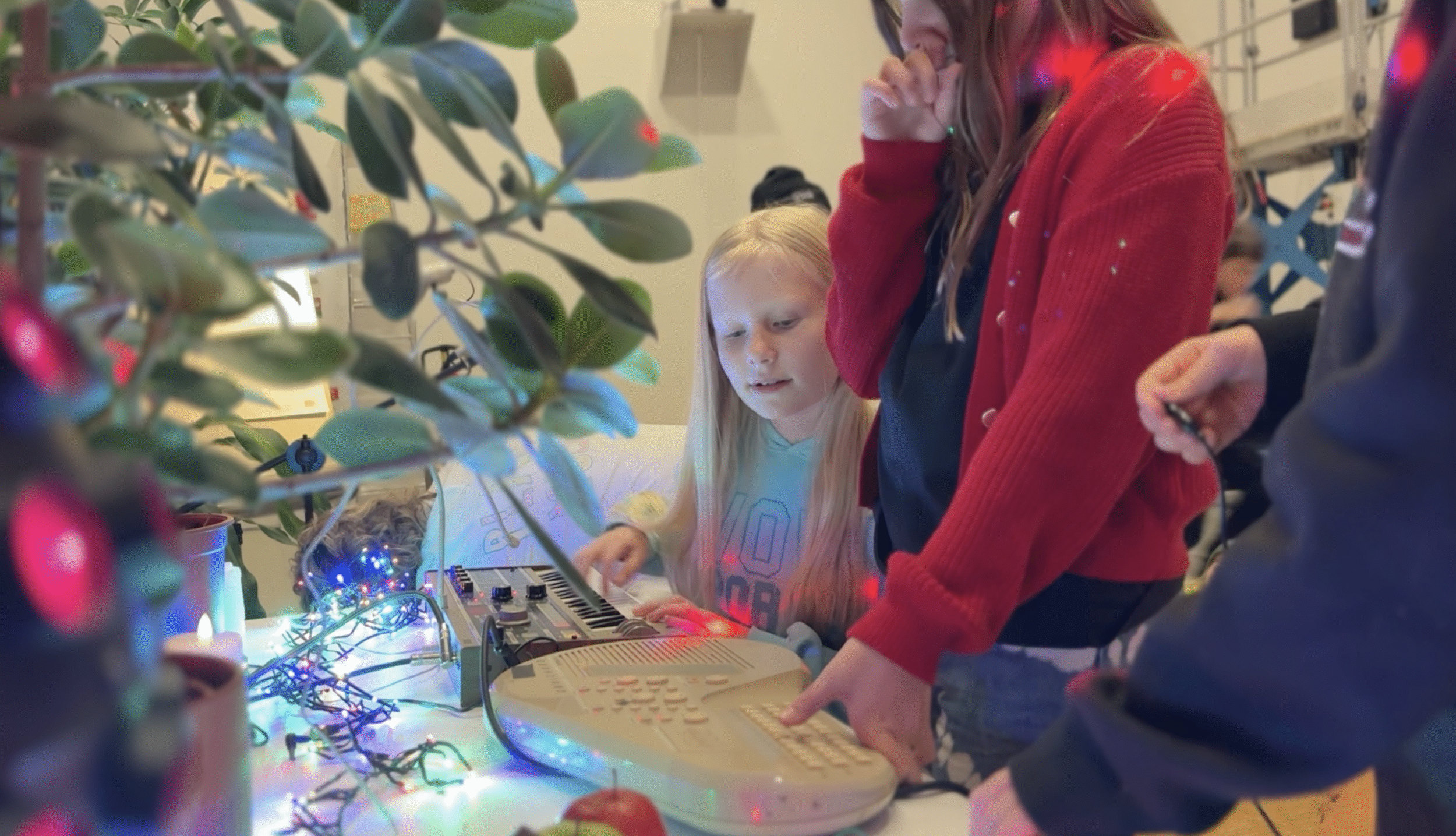 Workshop på Moderna Museet Malmö med unga och konstnär Cecilia Nordlund under Bästa Festivalen 2023. Foto: Bästa Biennalen