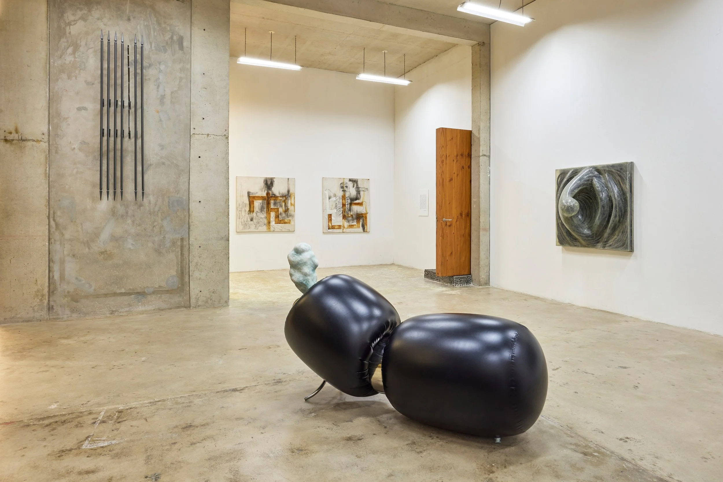 Raura Oblitas sculpture; Miguel Andrade Valdez paintings; Luis Enrique Zela-Koort "Perturbación en los campos del Deseo" and on the front Luis Enrique Zela-Koort "Excreciones III"