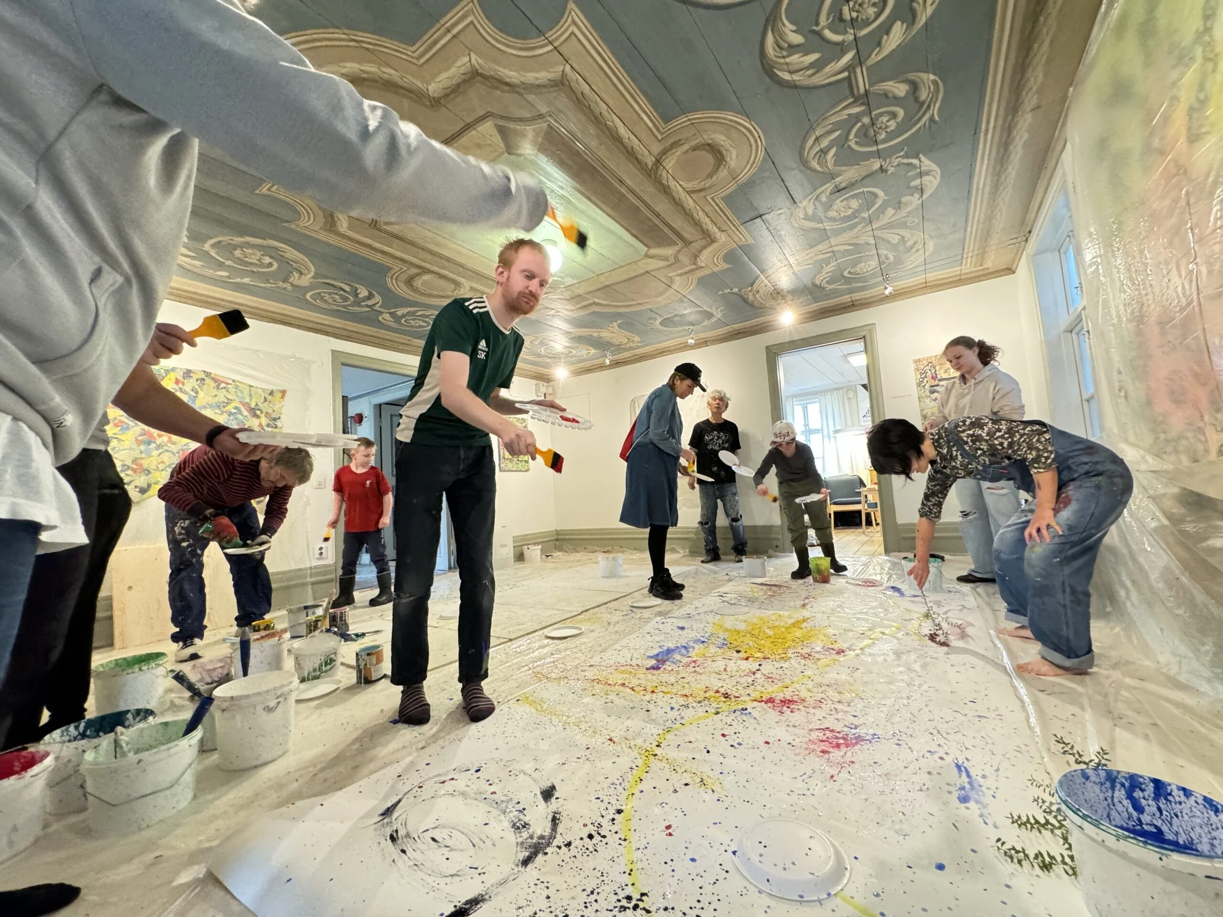 Action Painting verkstad med Yoshio Nakajima på Gislaveds konsthall under Bästa Festivalen 2023. Foto: Bästa Biennalen scaled